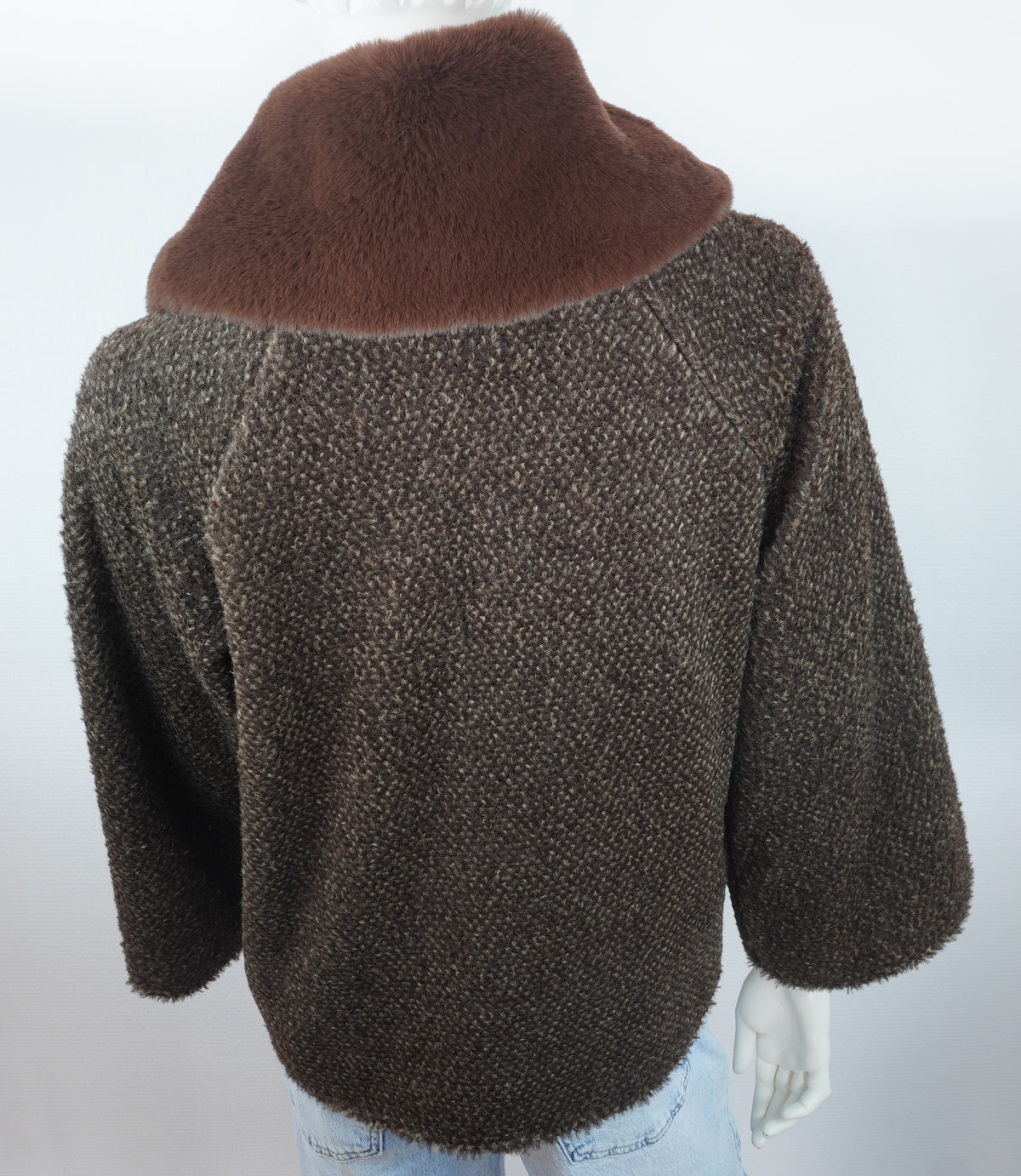 Originaler mokkabrauner Bouclé-Wintermantel mit braunem Fellkragen von hinten
