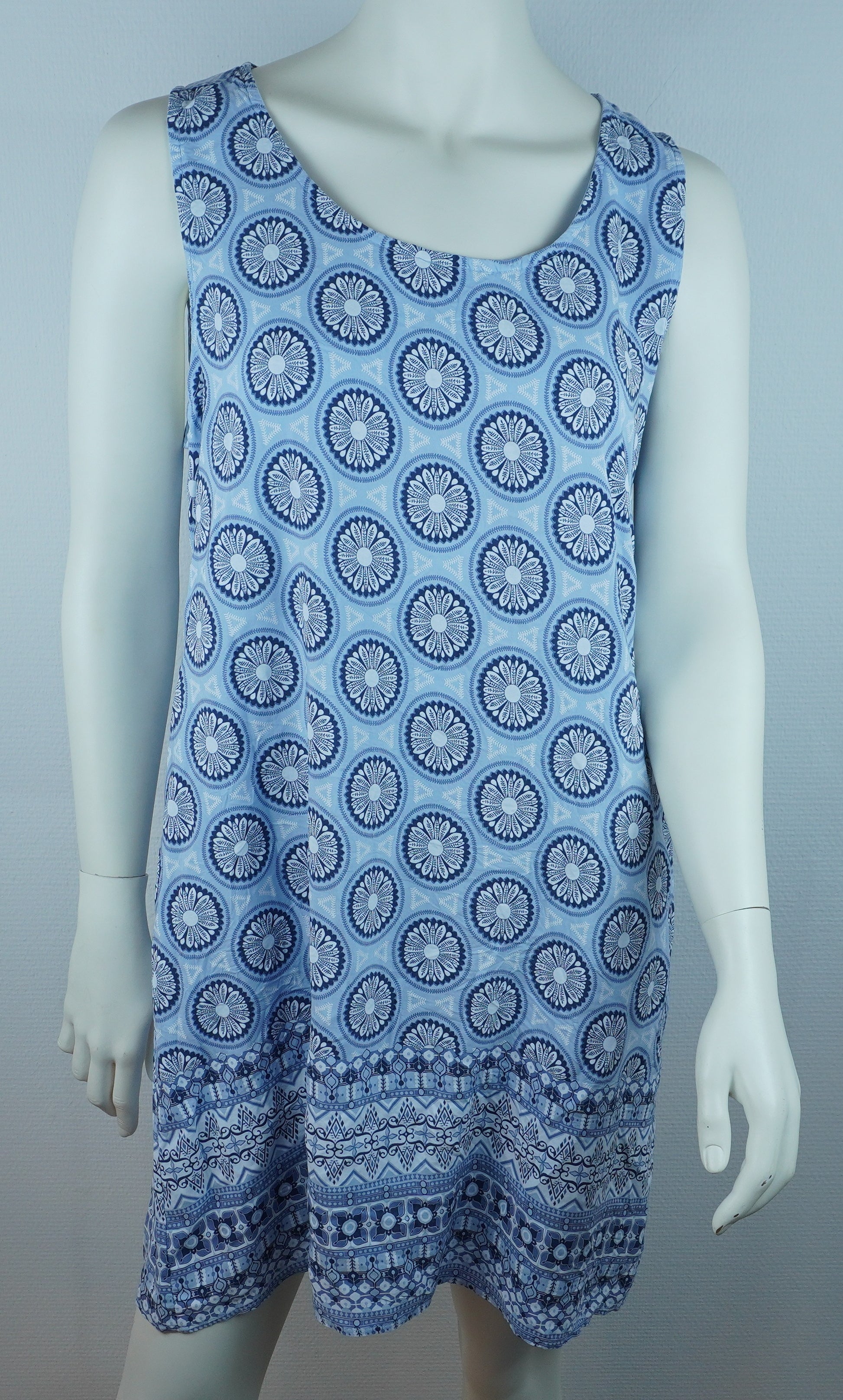 Sommerkleid Nala Hellblau – Vorderseite
