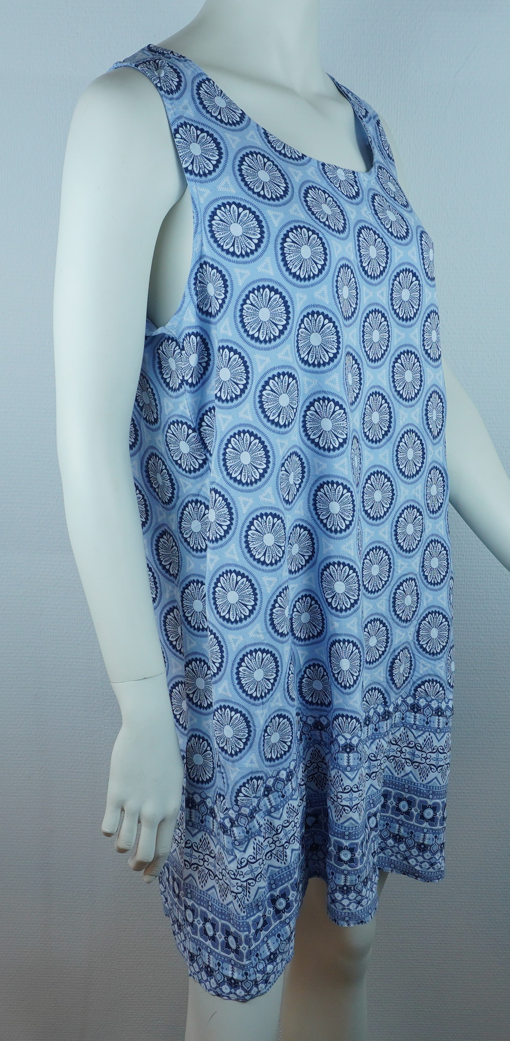 Sommerkleid Nala Hellblau – Seitenansicht