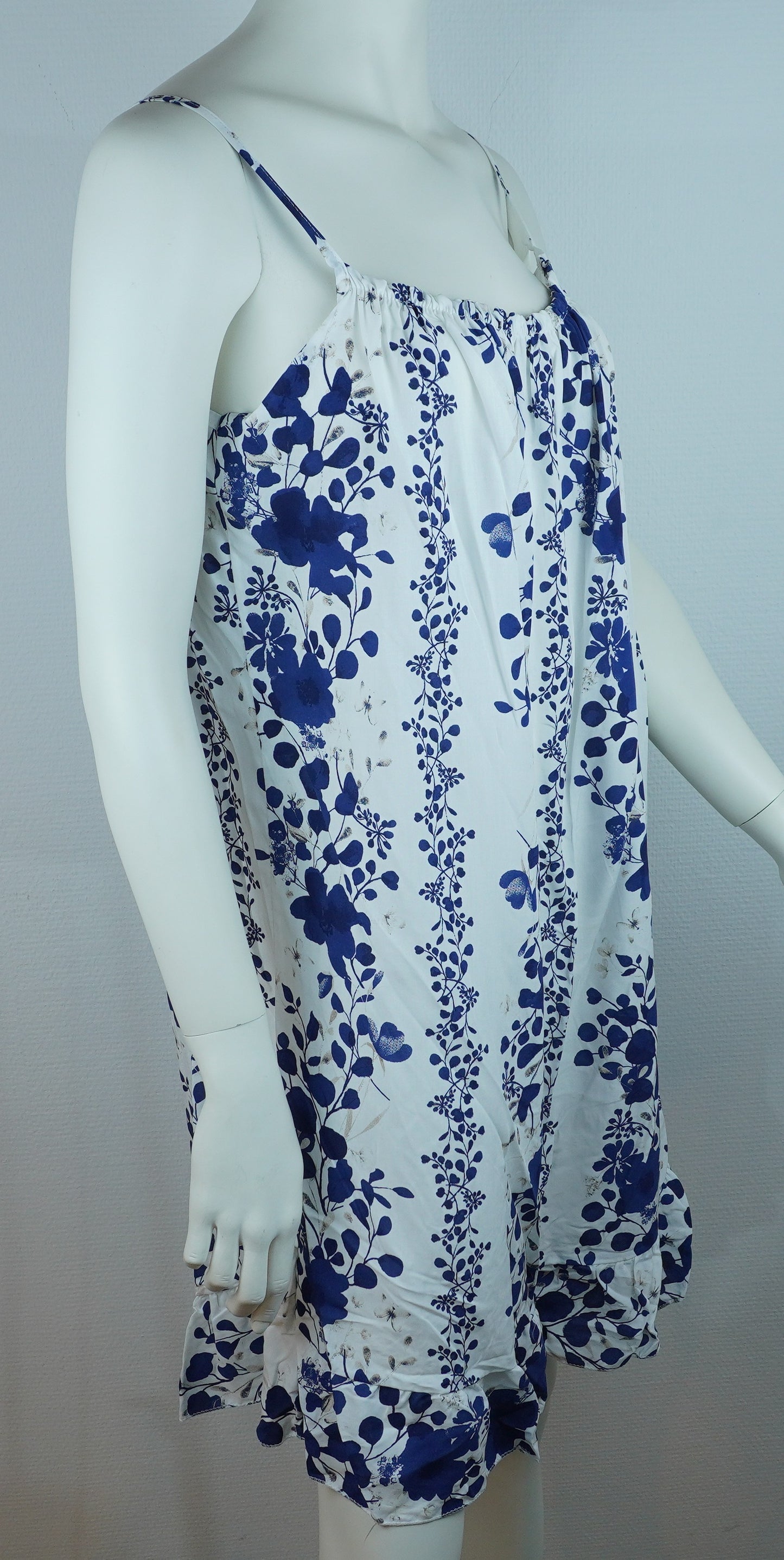 Sommerkleid – Blumenprint – Spaghettiträger – Weiß/Blau