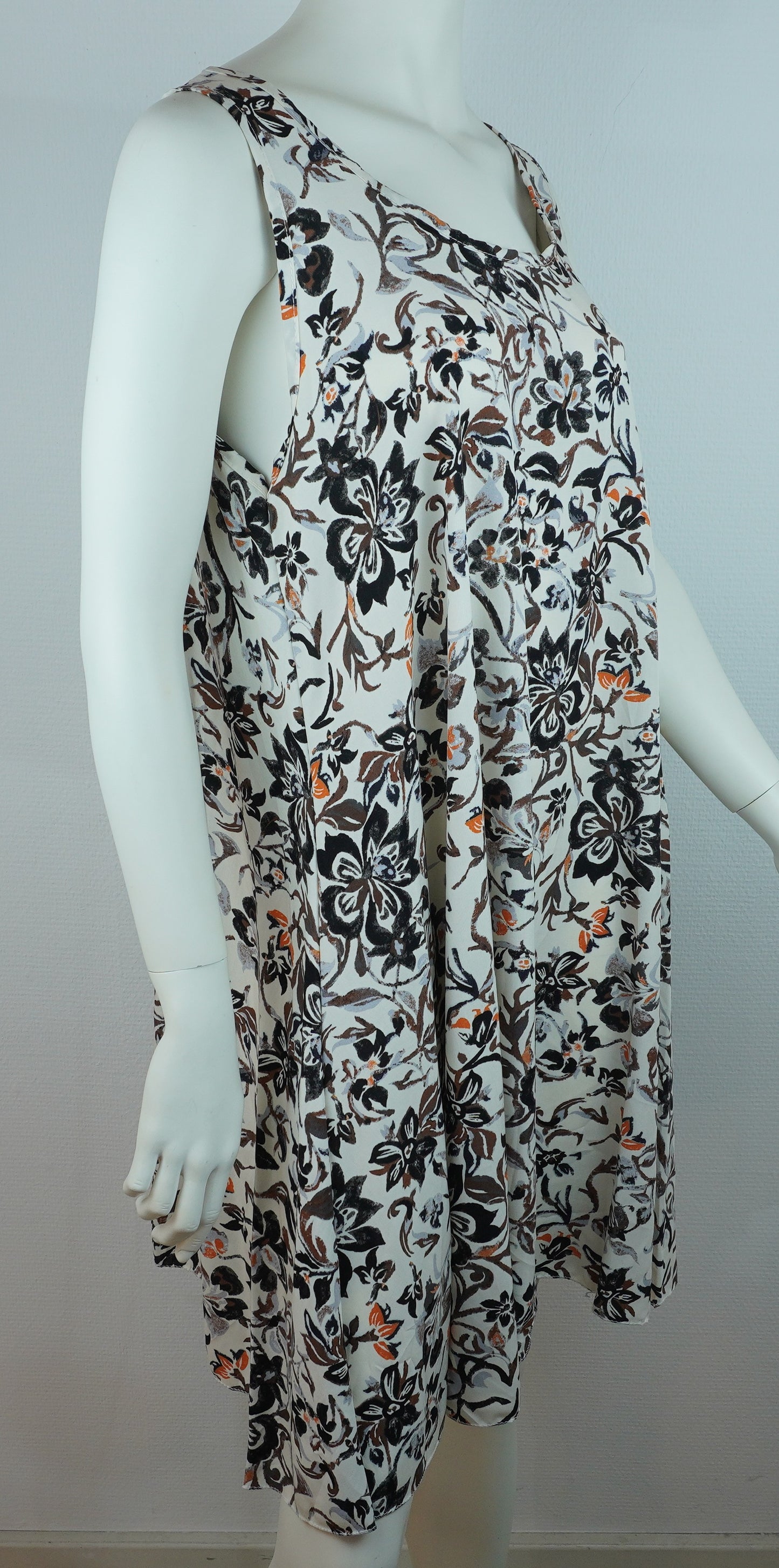 Sommerkleid – Blumenprint – Trägerkleid – Weiß/Schwarz/Orange