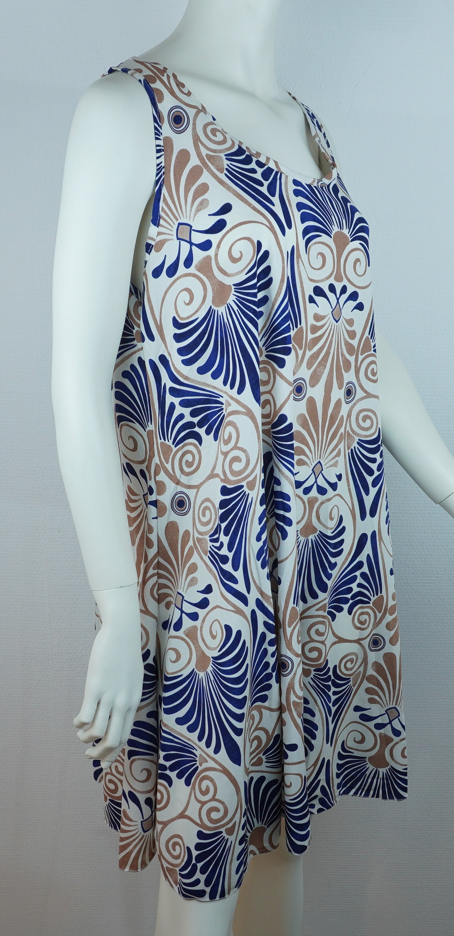 Sommerkleid – Art-Déco-Print – Trägerkleid – Weiß/Blau
