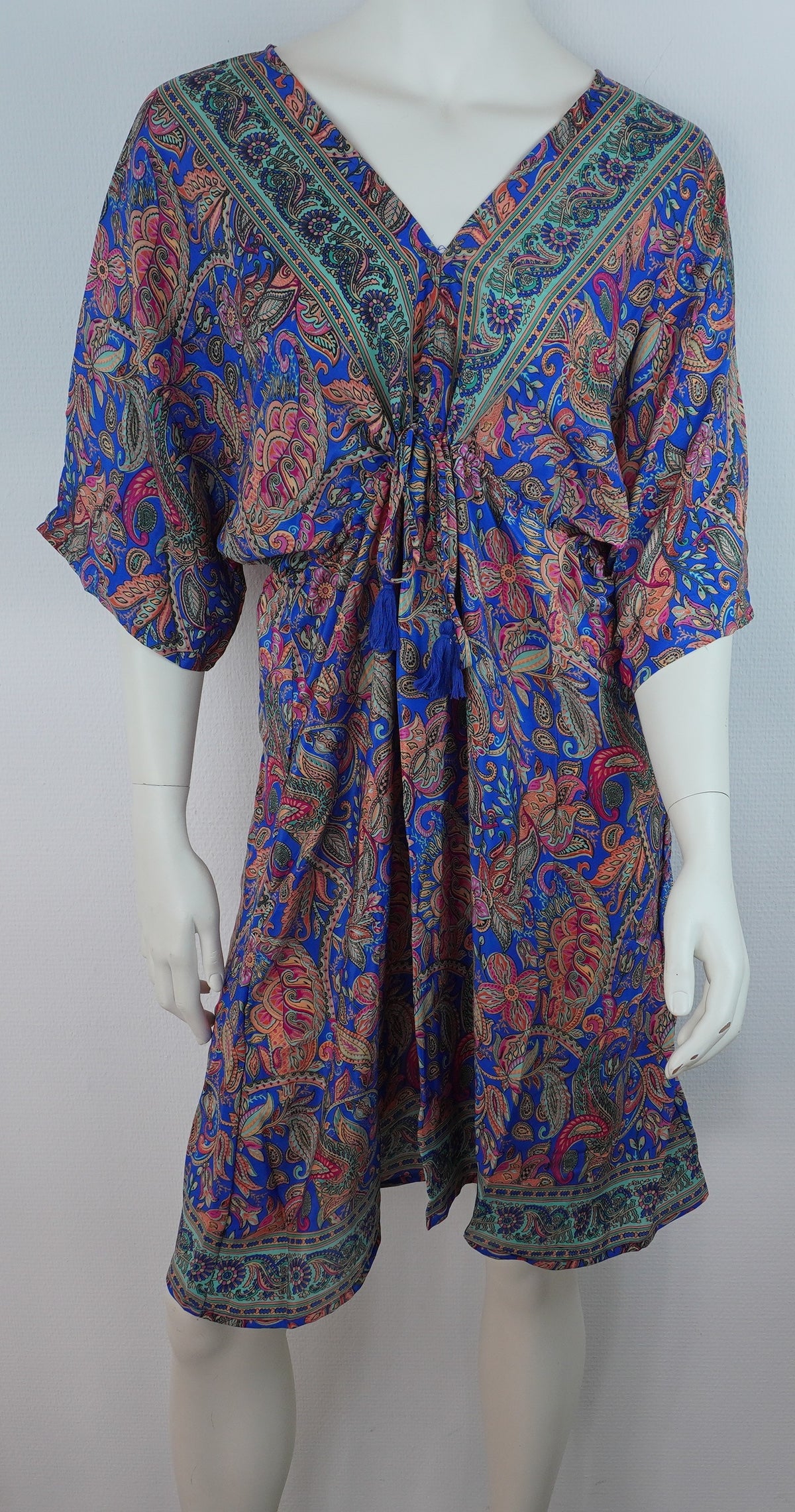 Originalaufnahme des Paisley- und Floral-Prints, der Bordüren und des Taillenzugs
