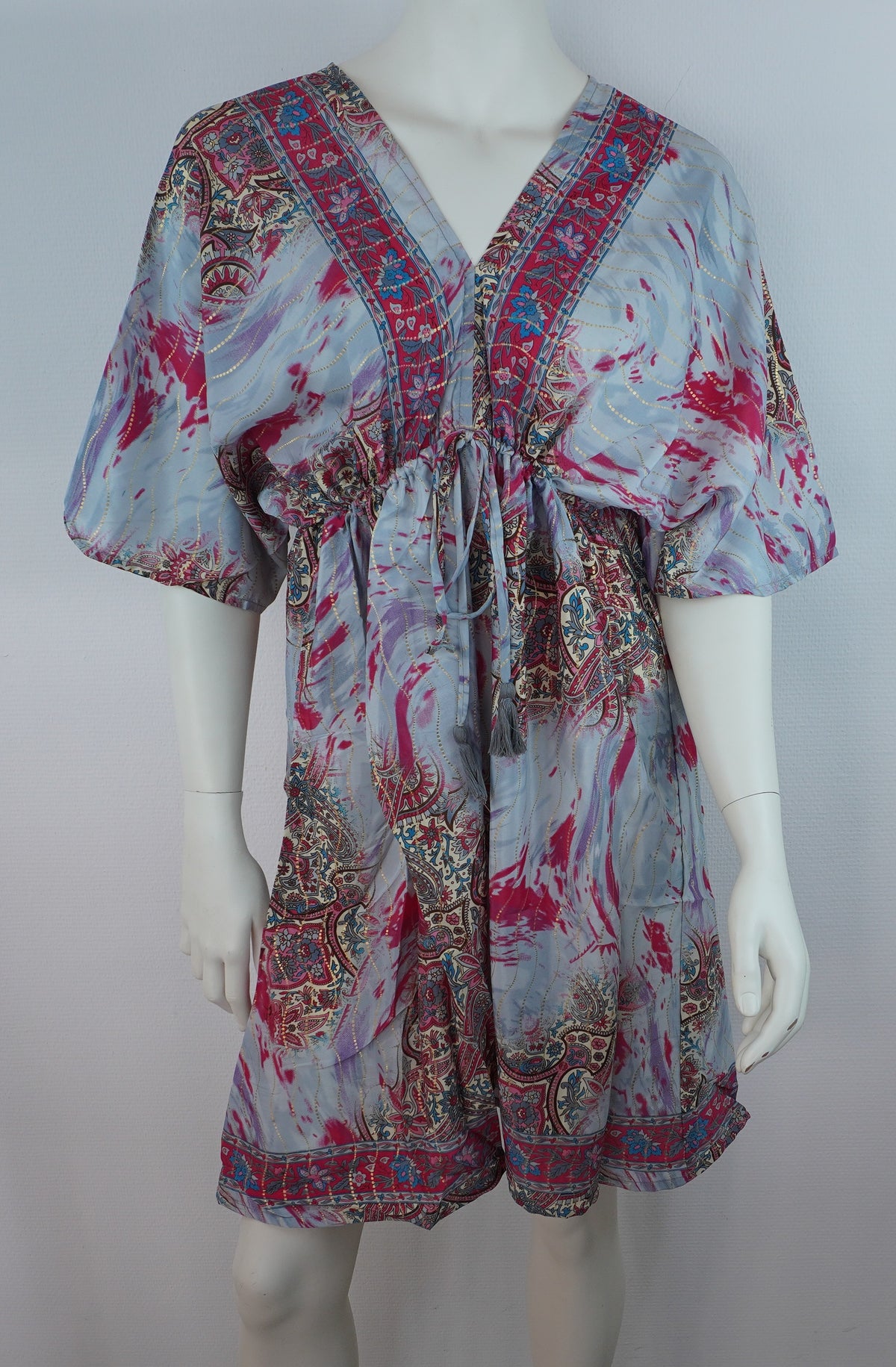 Originalaufnahme des Paisley-Prints, der Bordüren und des Taillenzugs