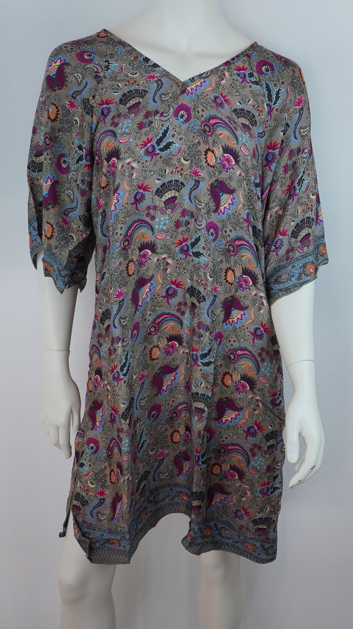 Originalfoto der taupefarbenen Tunika mit lila Paisley-Muster