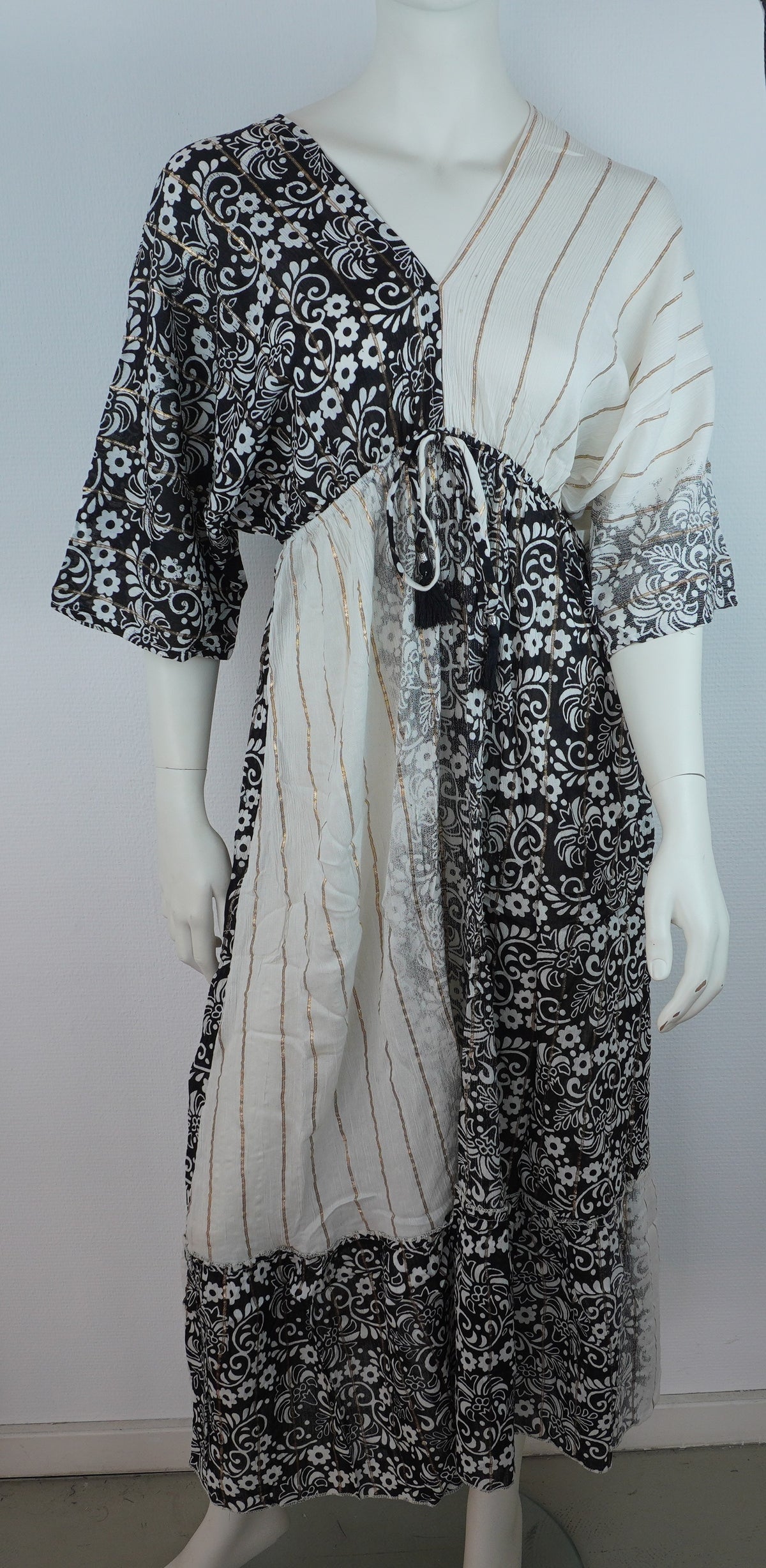 Originalfoto des schwarz-weißen Patchwork-Boho-Maxikleids mit Streifen und Floral-Print