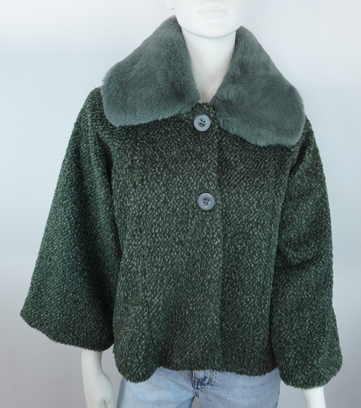 Originaler olivgrauer Bouclé-Wintermantel mit grauem Fellkragen von vorne