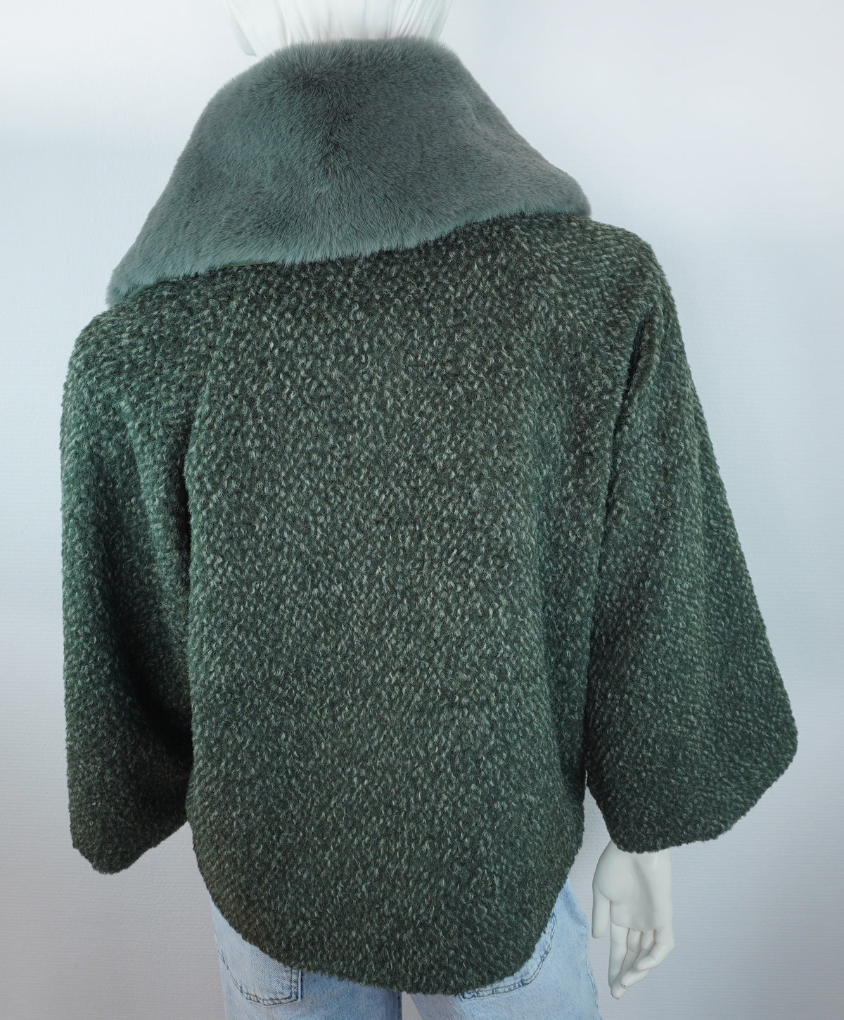Originaler olivgrauer Bouclé-Wintermantel mit grauem Fellkragen von hinten