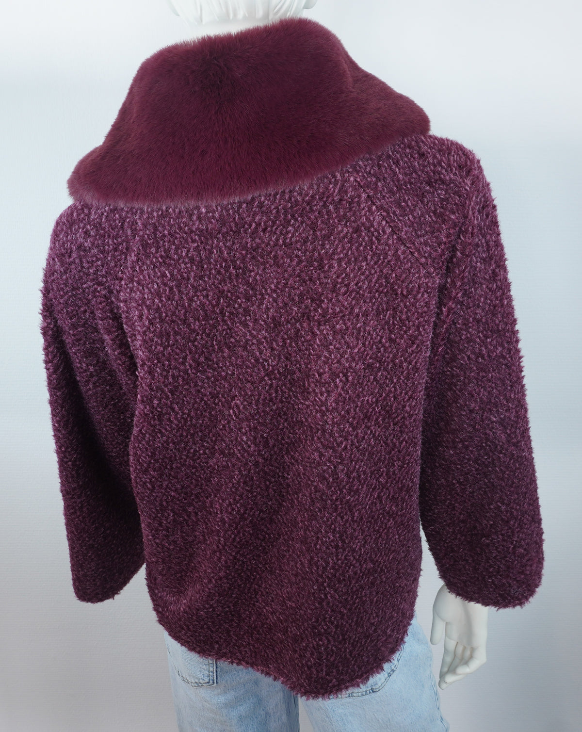 Originaler bordeauxroter Bouclé-Wintermantel mit Fellkragen von hinten