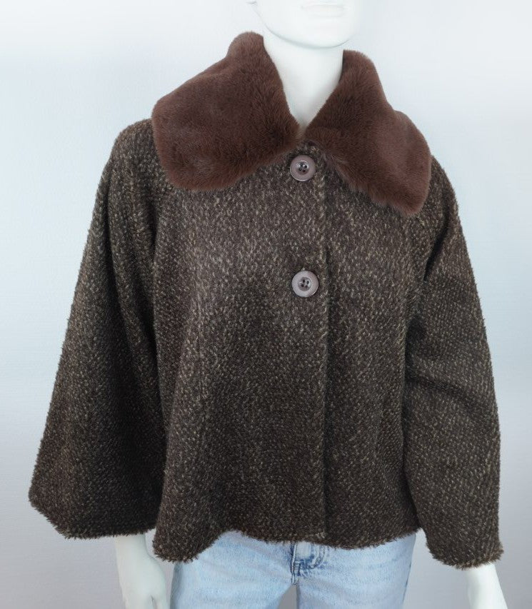 Originaler mokkabrauner Bouclé-Wintermantel mit braunem Fellkragen von vorne