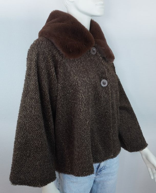 Originaler mokkabrauner Bouclé-Wintermantel mit braunem Fellkragen von der Seite