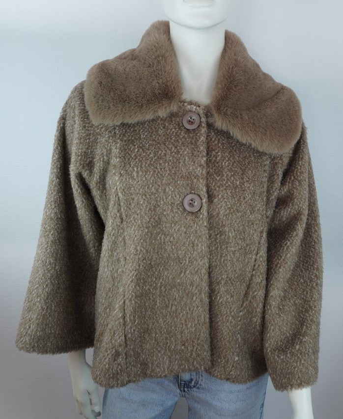 Originaler teddybeiger Bouclé-Wintermantel mit Fellkragen von vorne