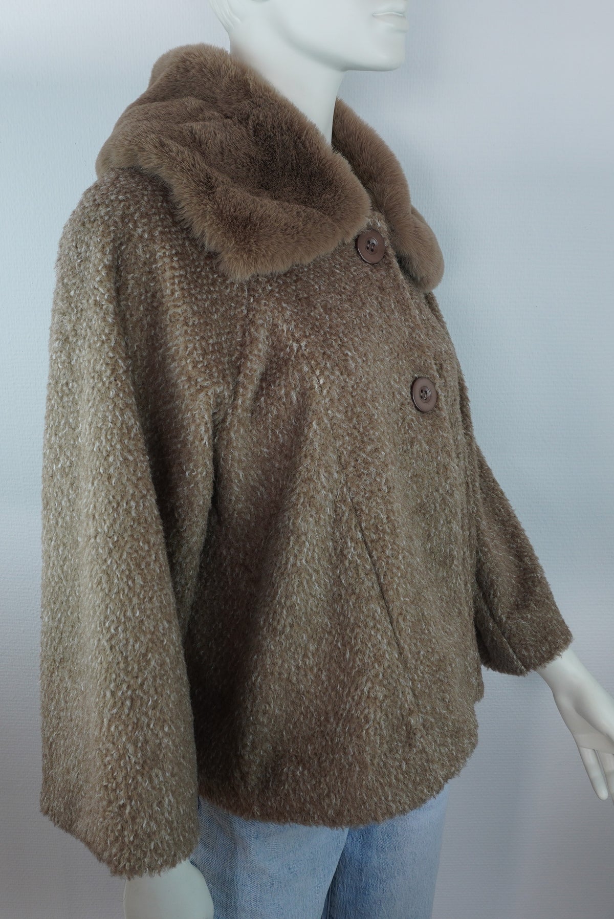 Originaler teddybeiger Bouclé-Wintermantel mit Fellkragen von der Seite