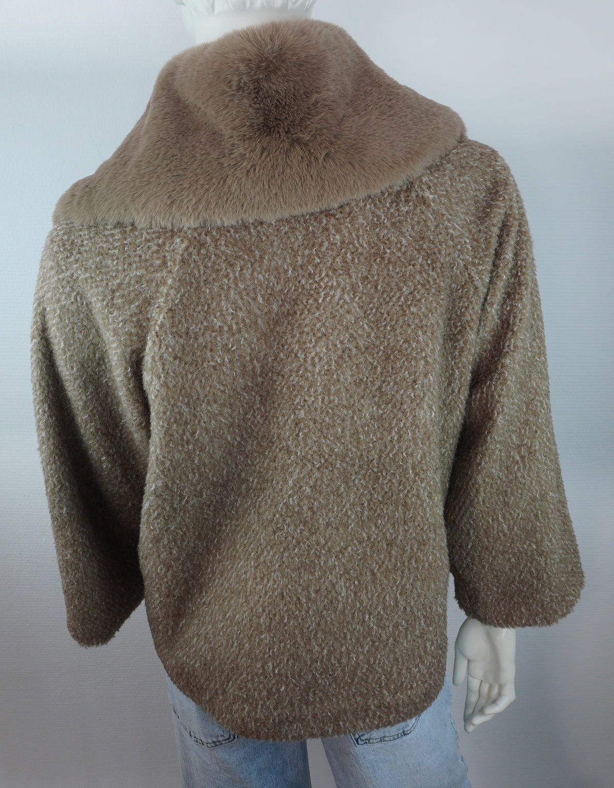 Originaler teddybeiger Bouclé-Wintermantel mit Fellkragen von hinten