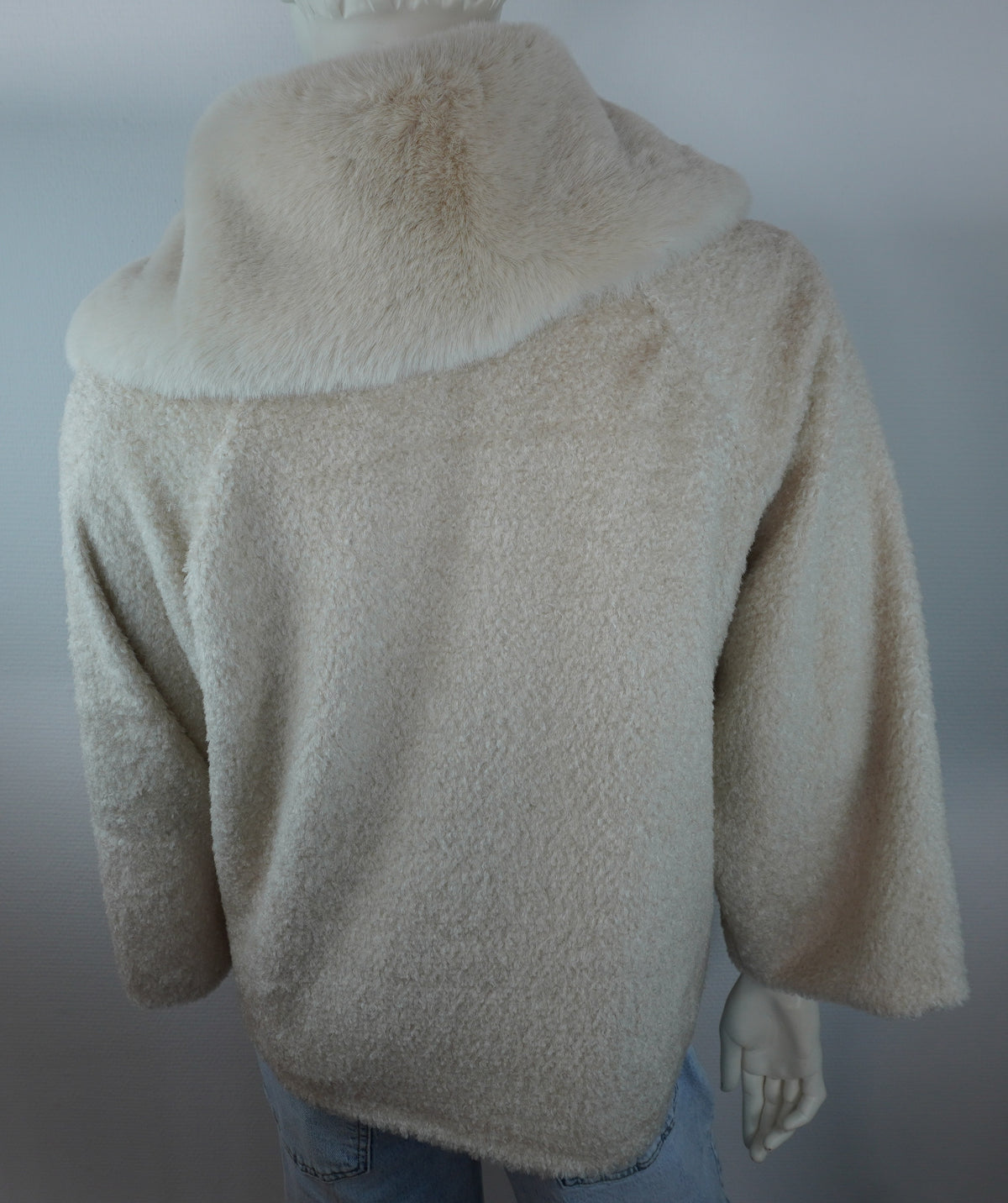 Originaler cremeweißer Teddy-Wintermantel mit Fellkragen von hinten