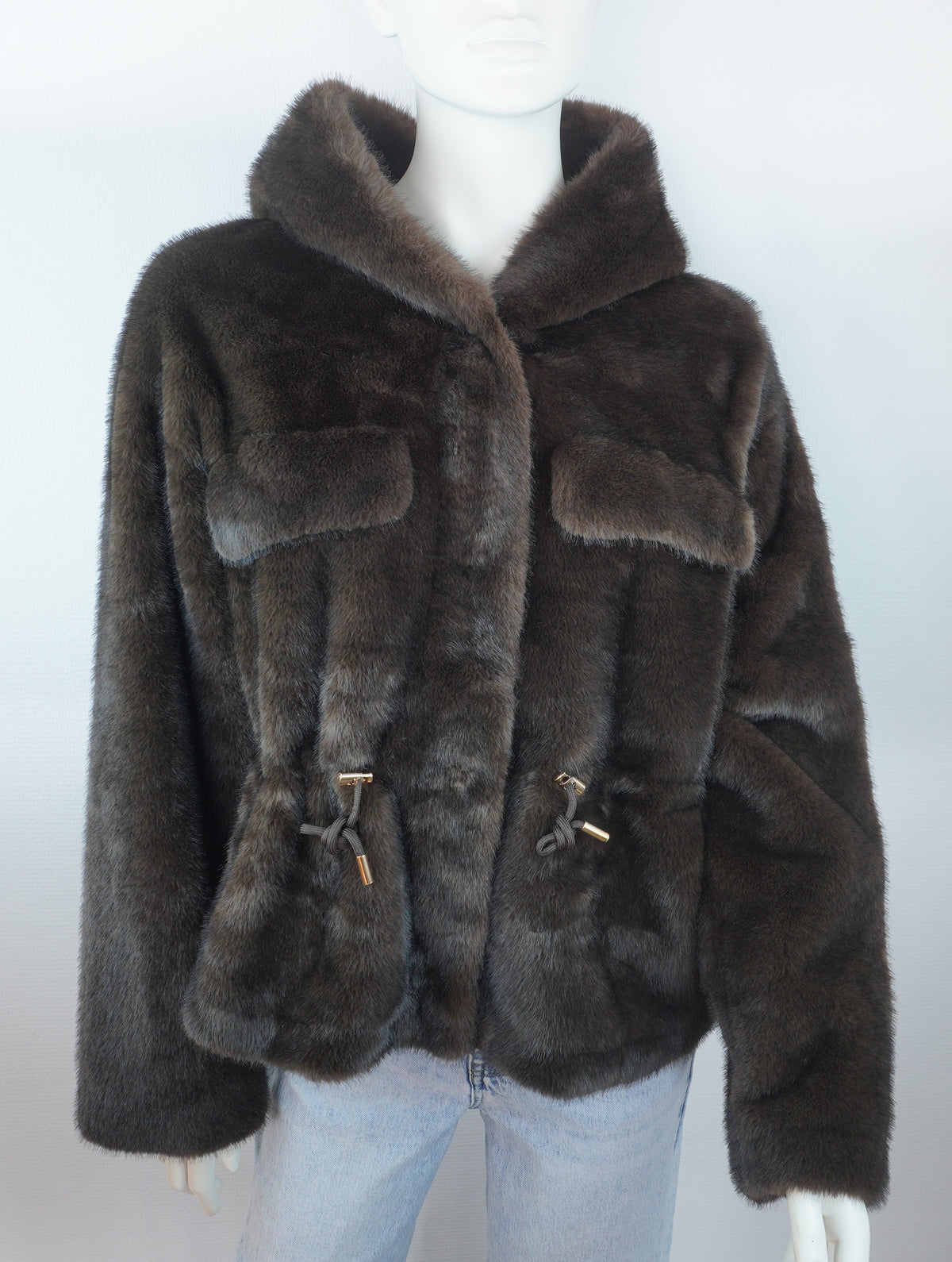 Originale dunkelbraune Felljacke mit Brusttaschen von vorne