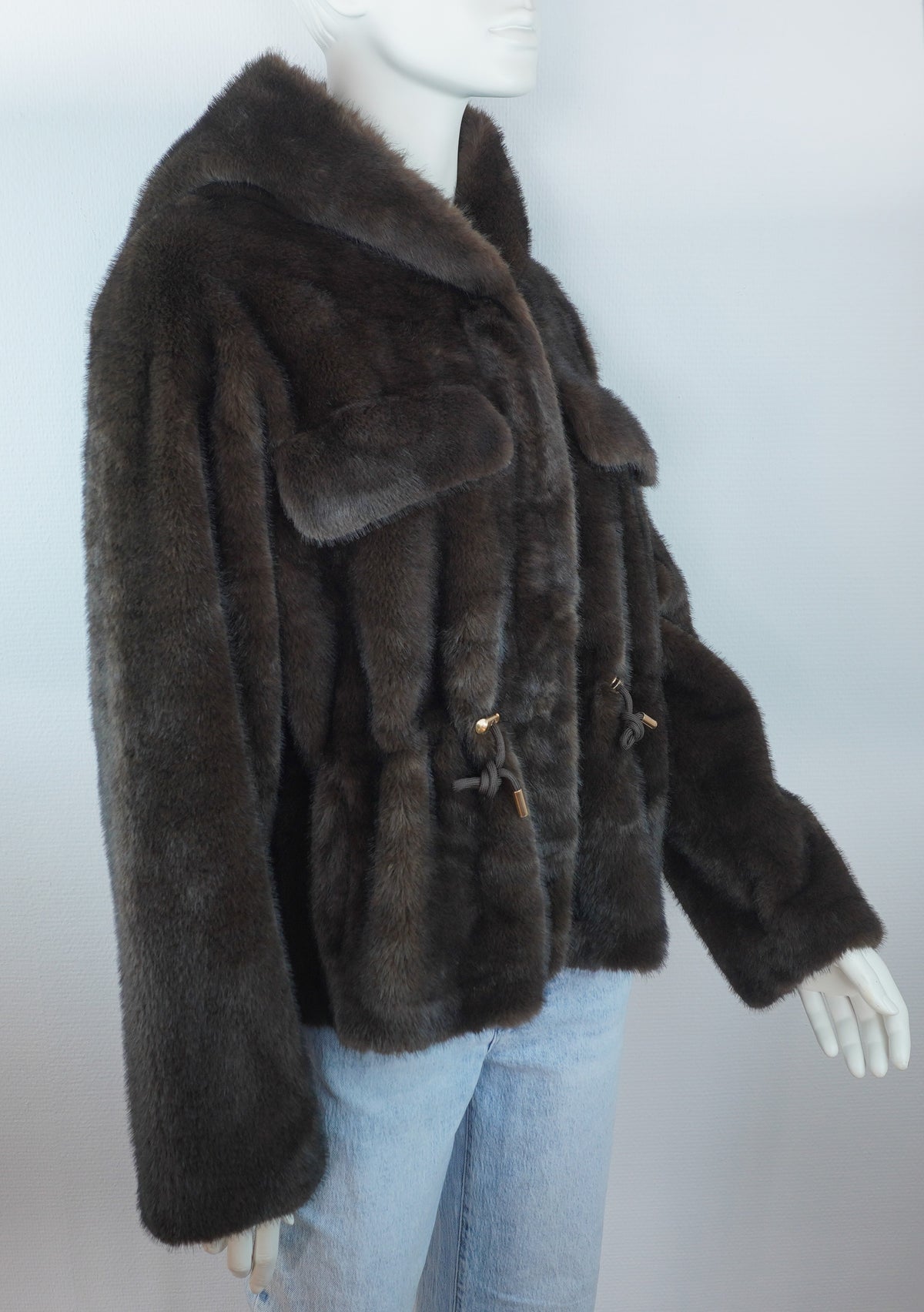 Originale dunkelbraune Felljacke von der Seite