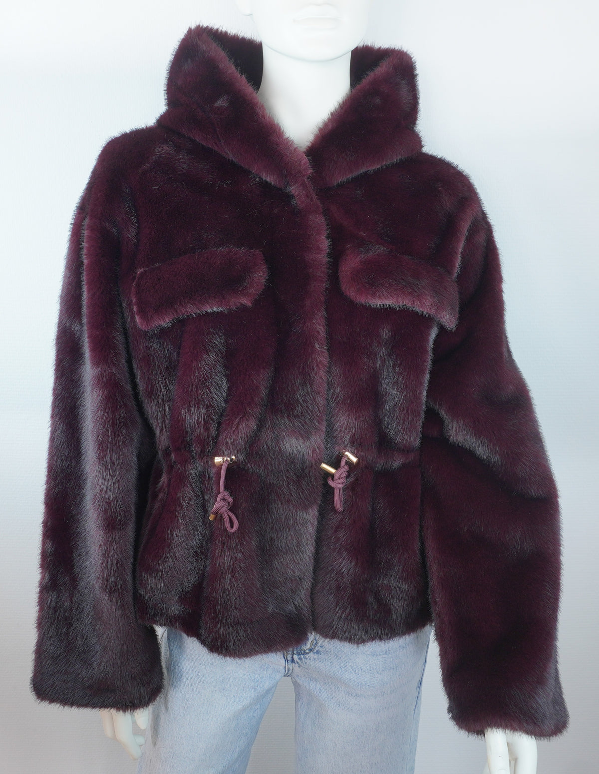 Originale bordeauxrote Felljacke mit dekorativen Brustklappen von vorne