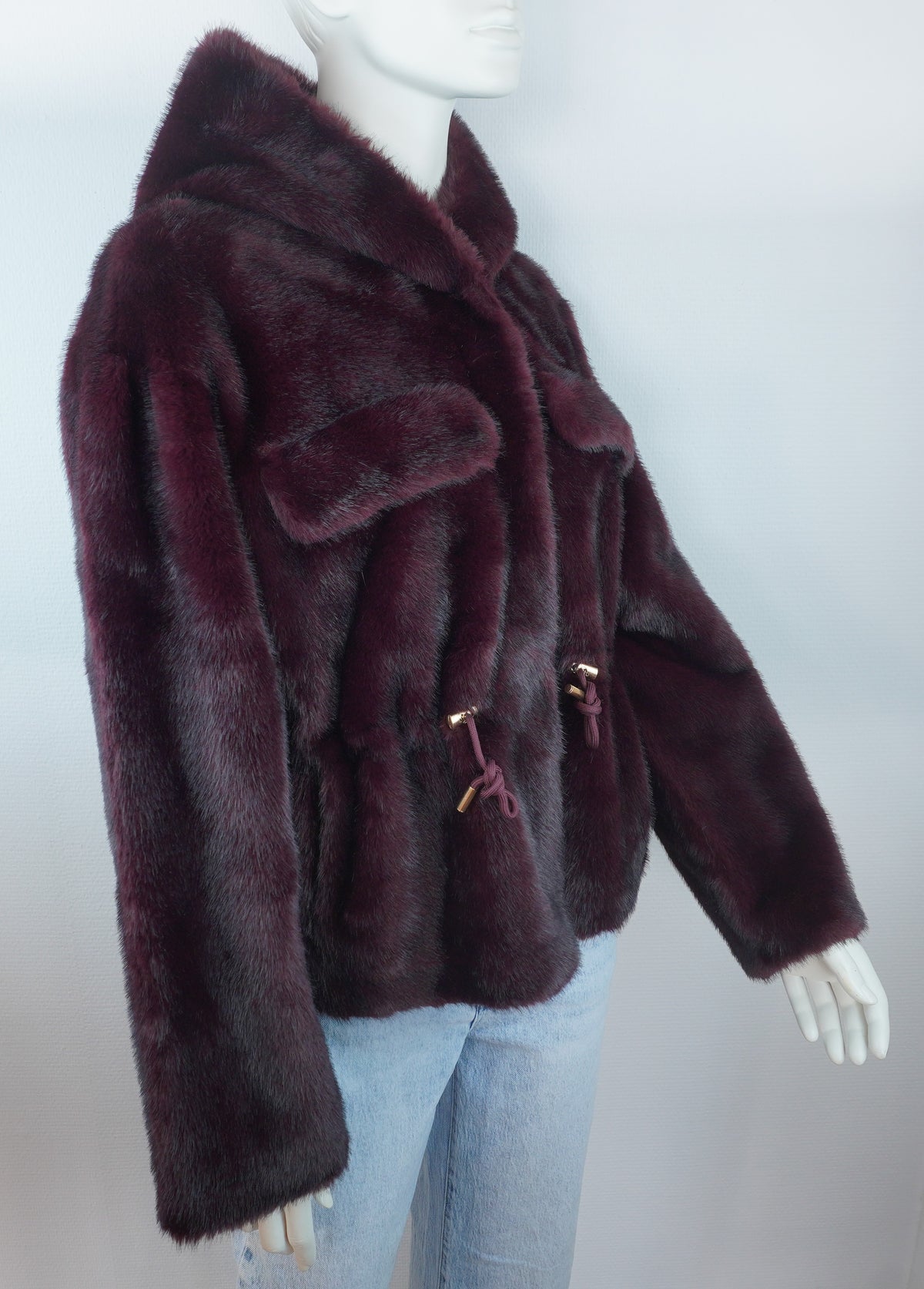Originale bordeauxrote Felljacke von der Seite
