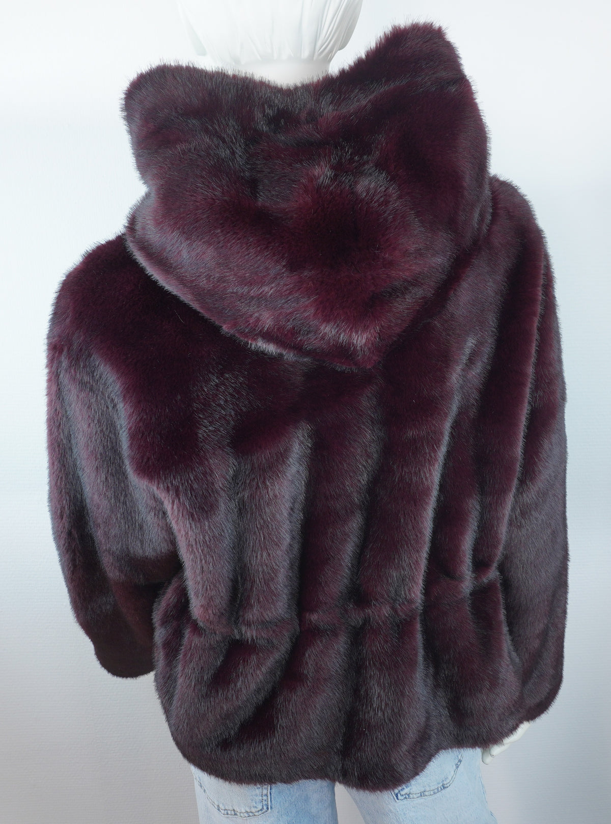 Originale bordeauxrote Felljacke von hinten