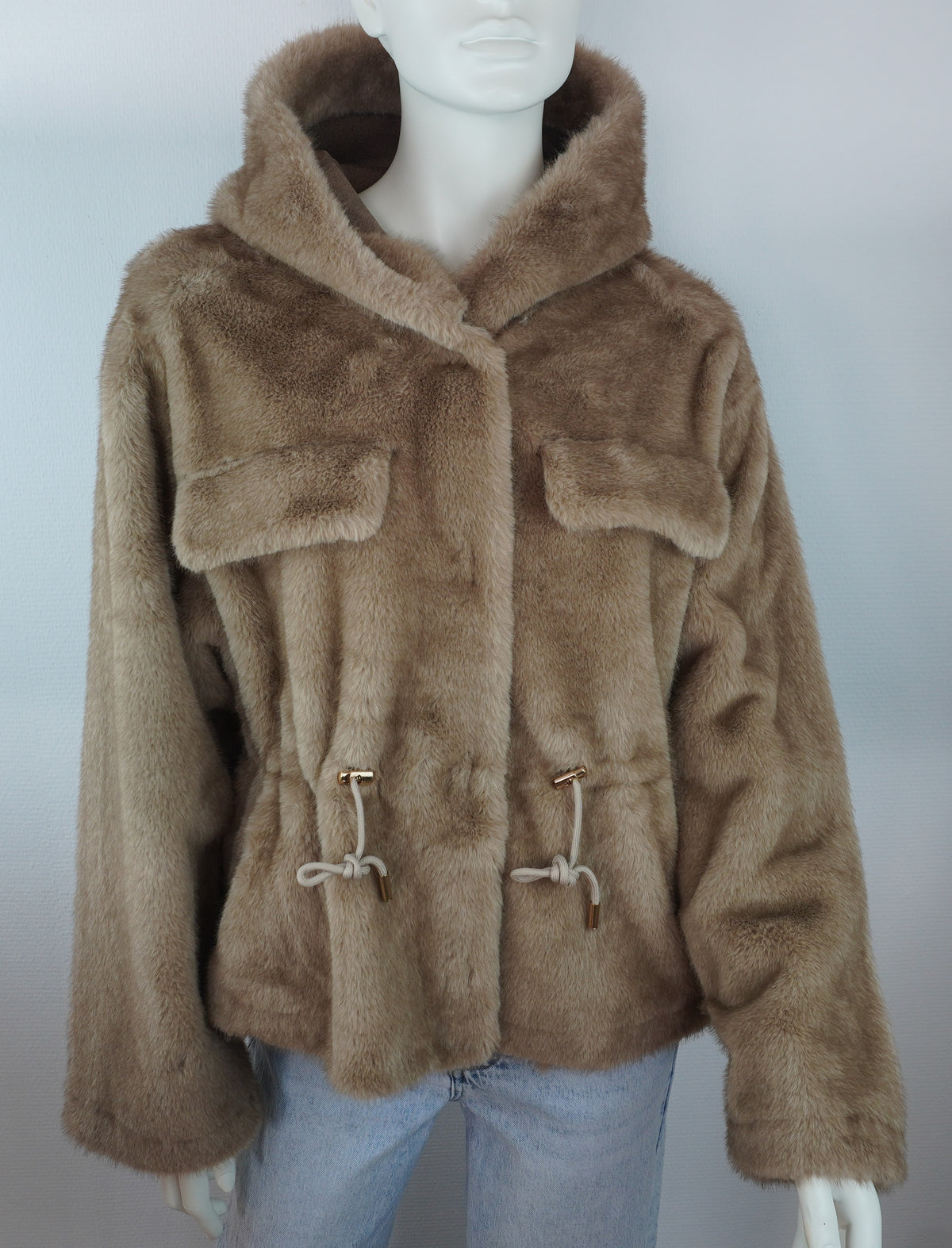 Originale teddybeige Felljacke mit dekorativen Brustklappen von vorne