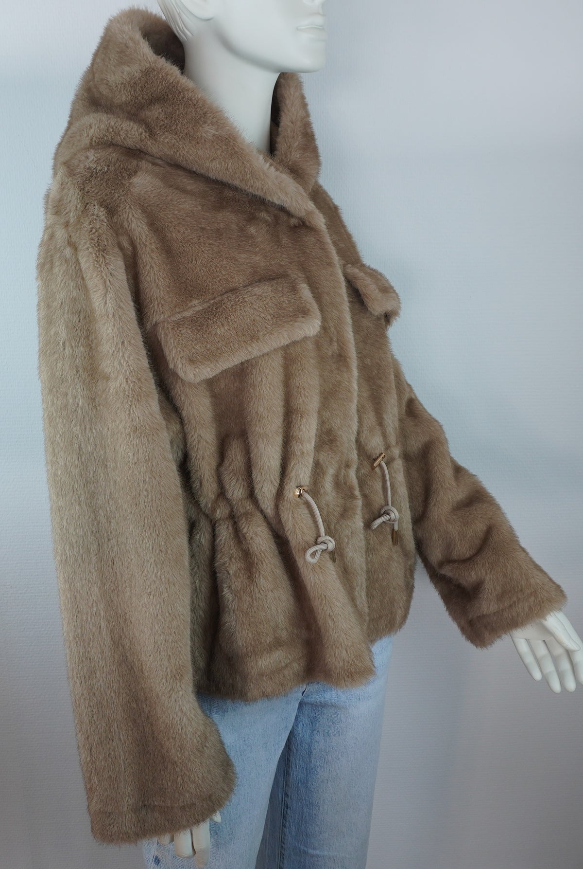 Originale teddybeige Felljacke von der Seite