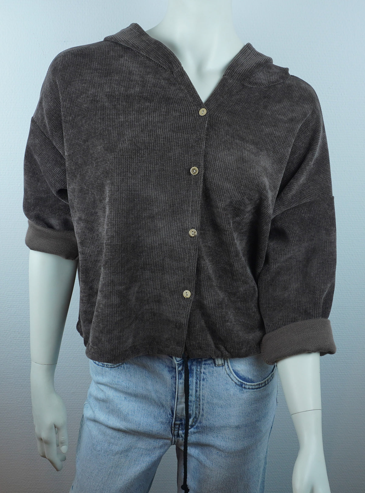 Originalfoto des dunkelbraunen Cord-Hoodies mit echter Stoffstruktur und Knöpfen