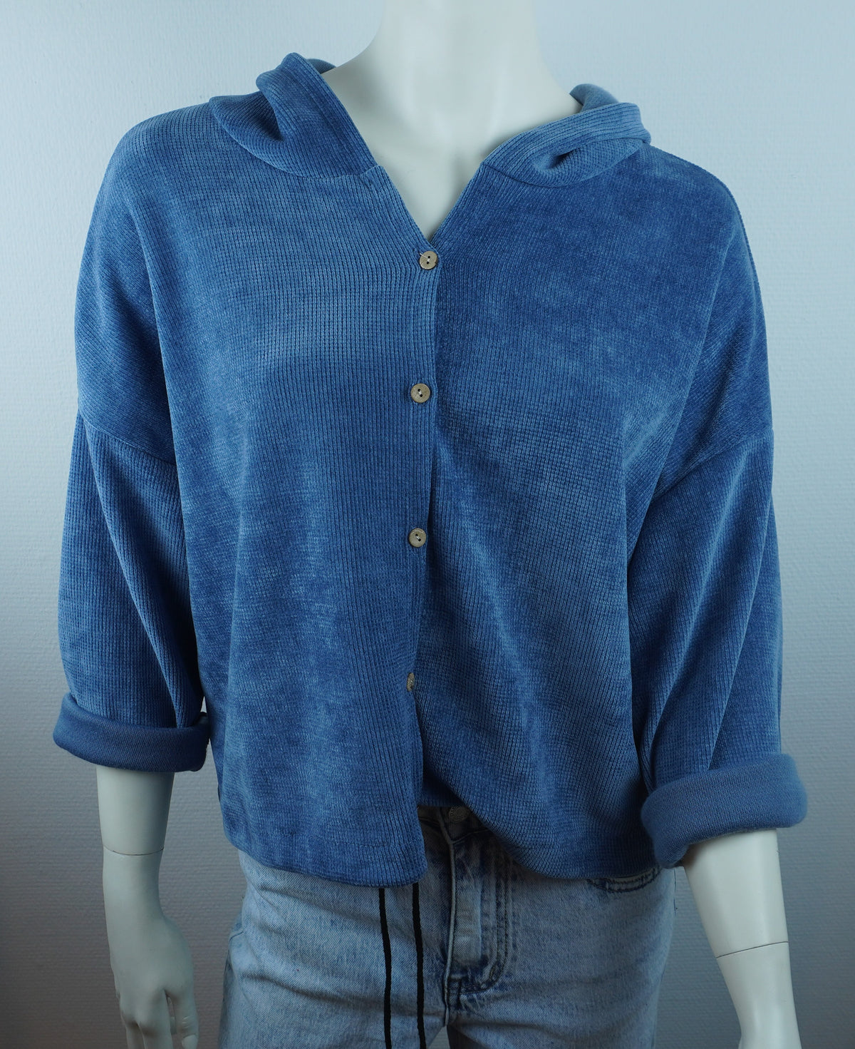 Originalfoto des blauen Cord-Hoodies, Stoffstruktur und Knopfleiste