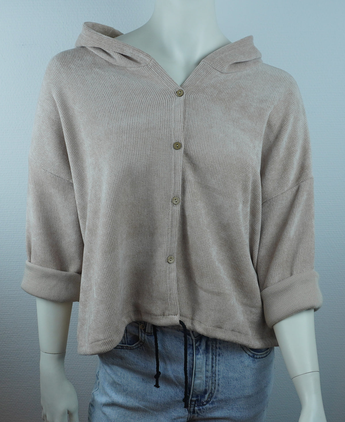 Originalfoto des greige Cord-Hoodies mit echter Stoffstruktur und Knopfleiste
