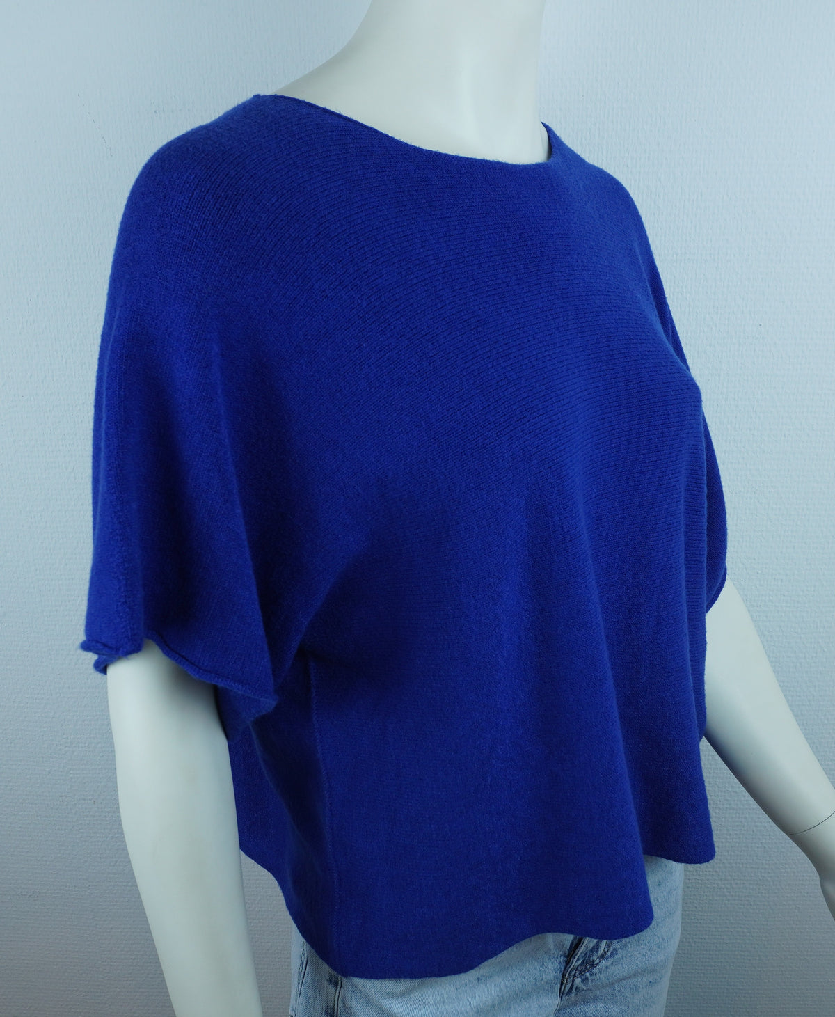 Originalfoto blaues Kurzarm-Strickoberteil mit weitem Ärmel