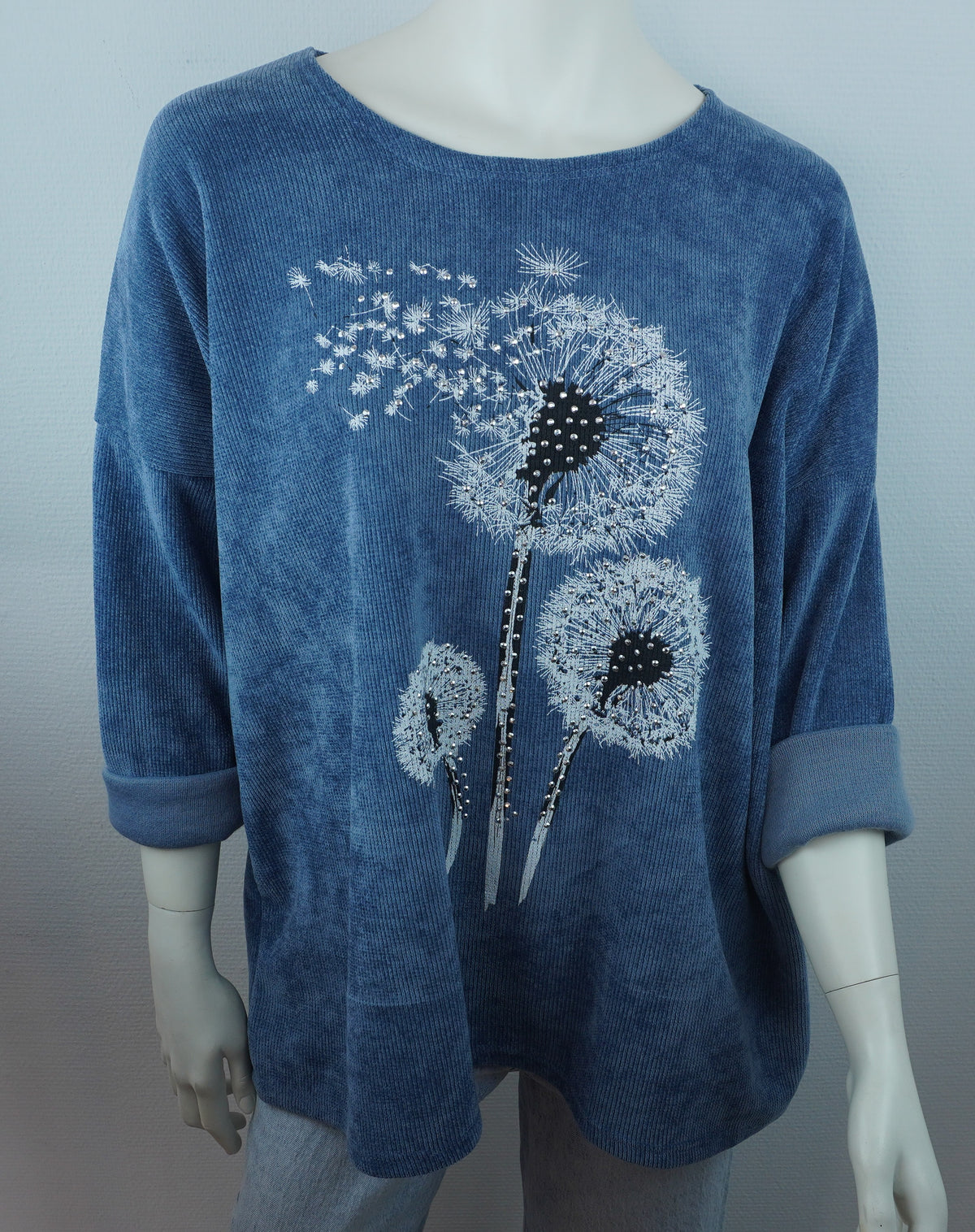 Blaues Damen-Oberteil mit Pusteblumenmotiv, Vorderansicht auf der Schneiderpuppe