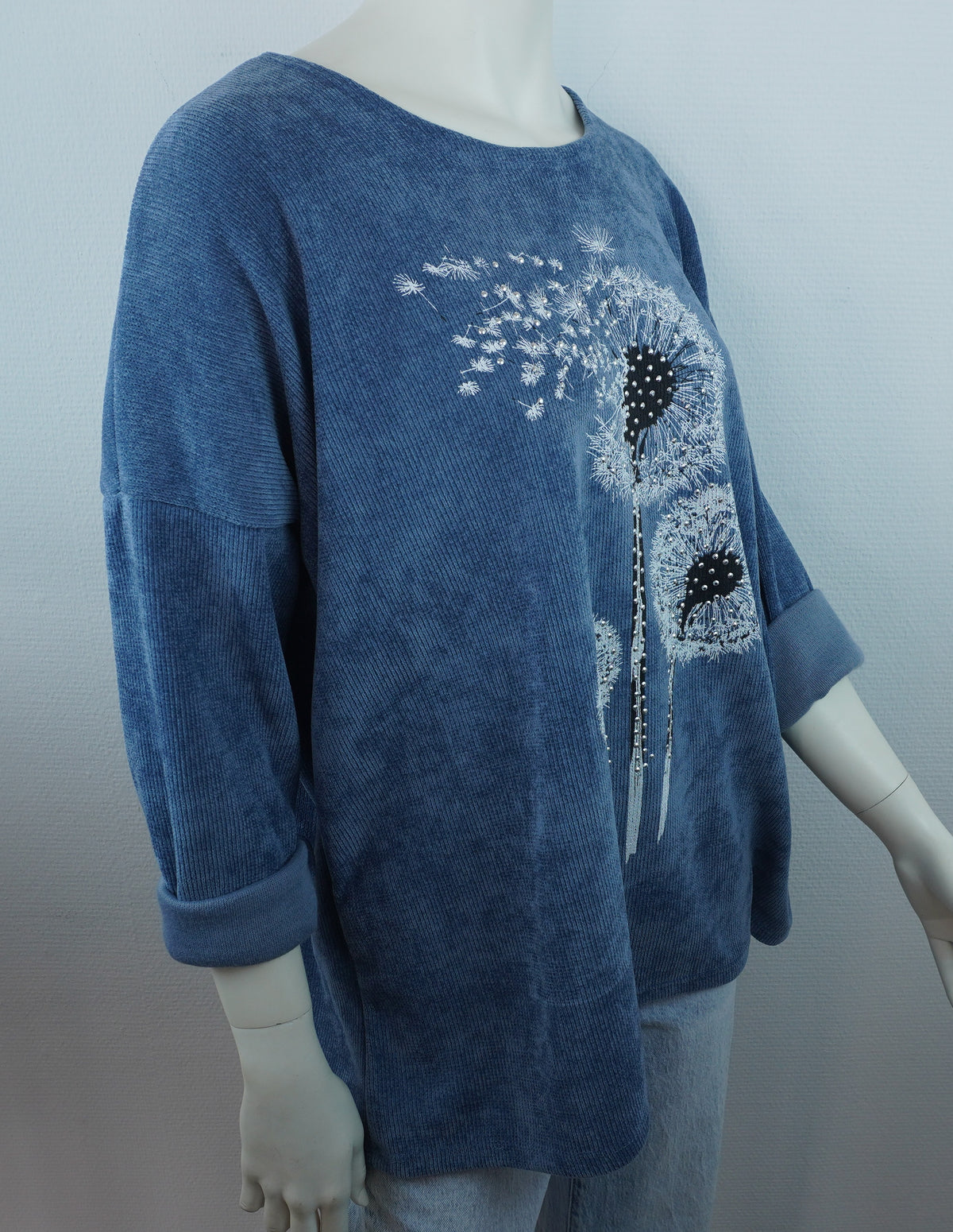 Blaues Damen-Oberteil mit Pusteblumenmotiv, Seitenansicht auf der Schneiderpuppe