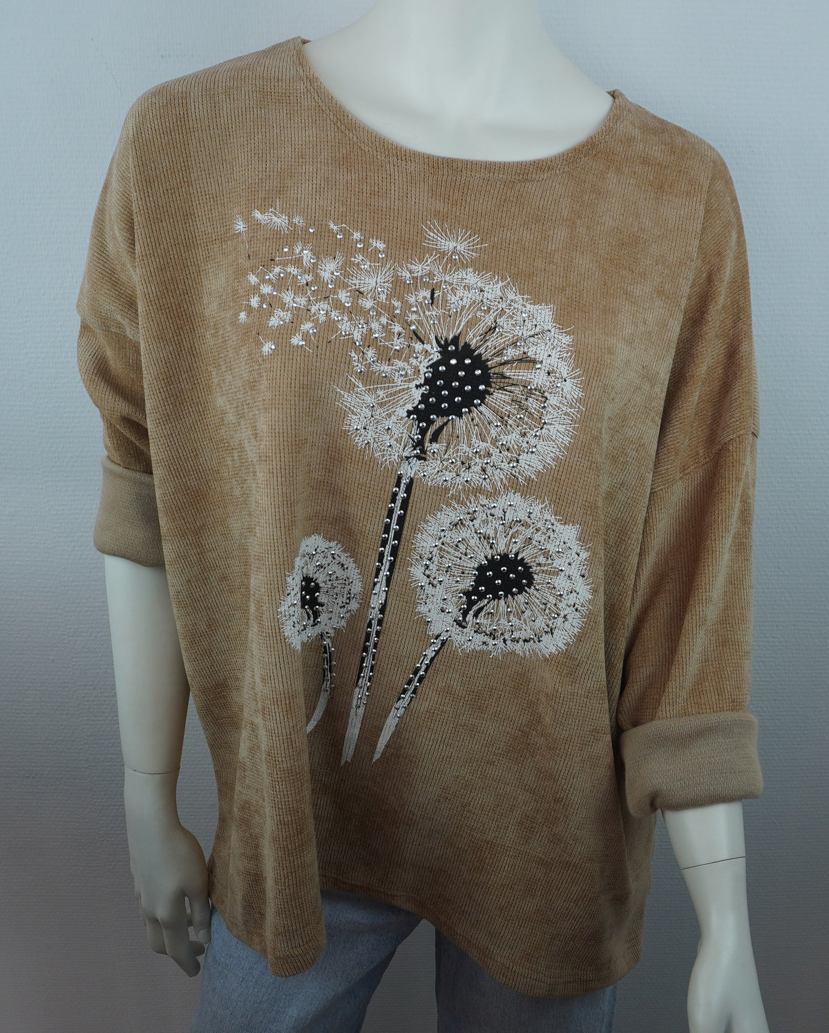 Beige-taupefarbenes Oberteil mit Pusteblumenmotiv, Vorderansicht auf der Schneiderpuppe
