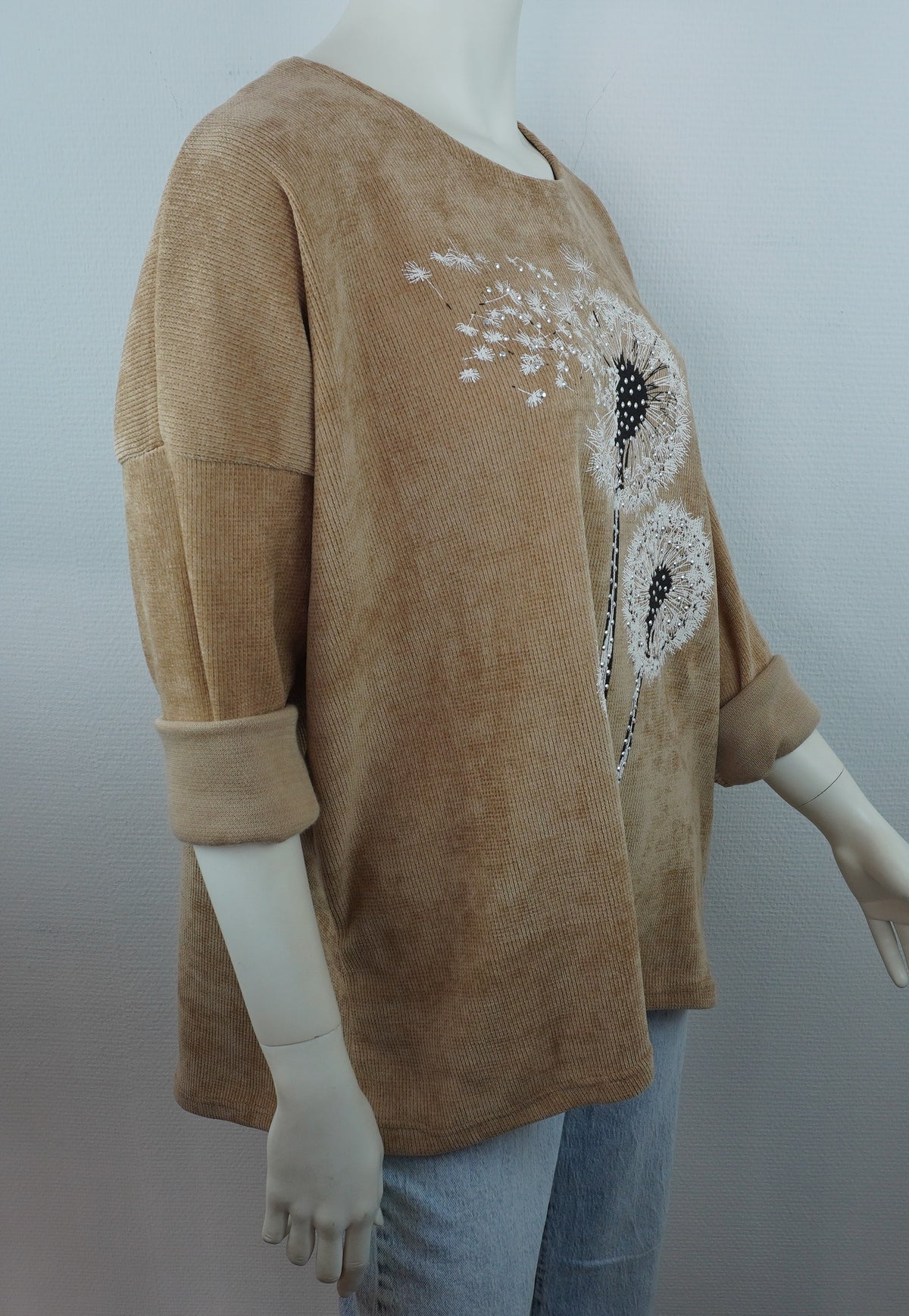 Beige-taupefarbenes Oberteil mit Pusteblumenmotiv, Seitenansicht auf der Schneiderpuppe
