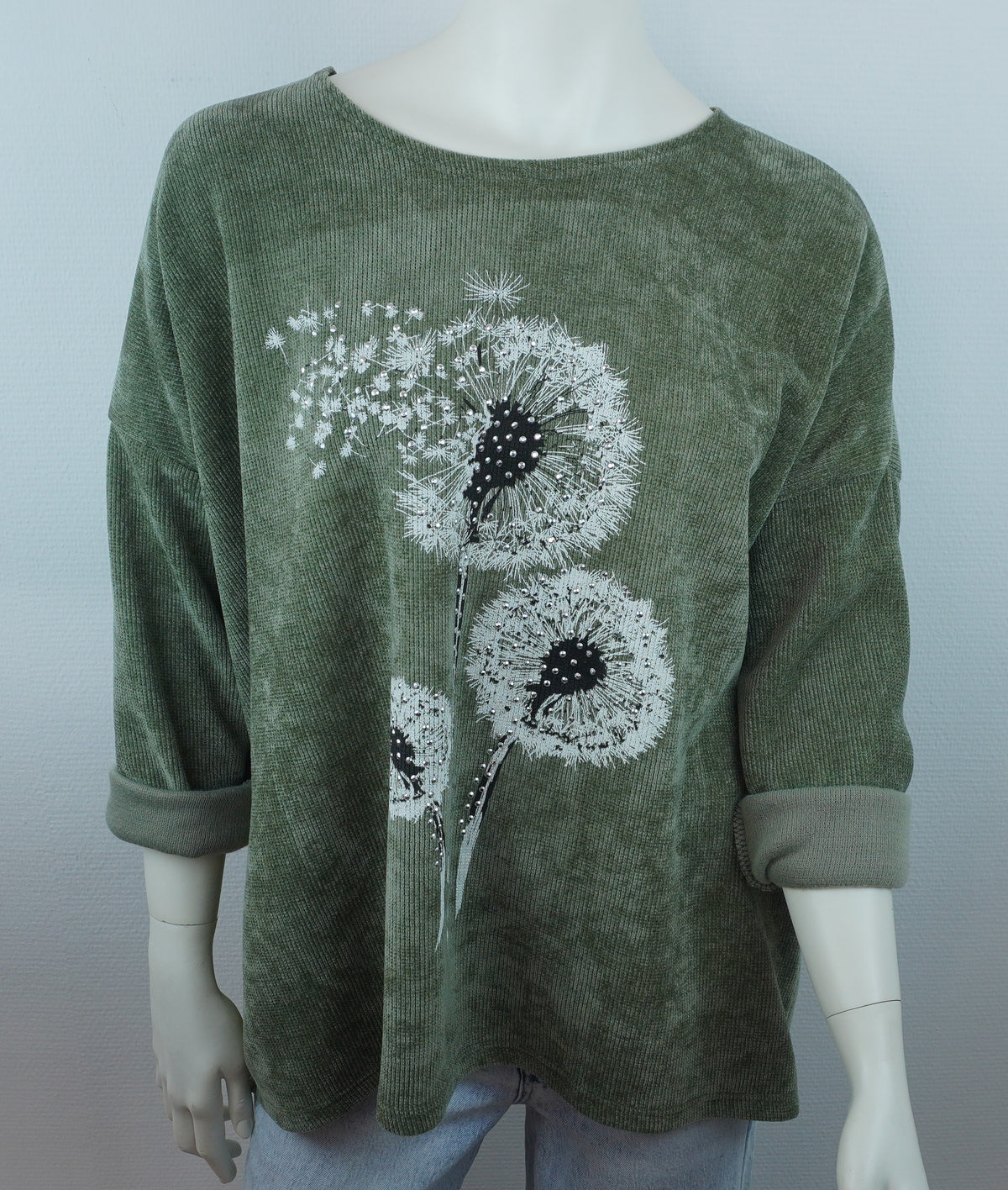 Olivgrünes Damen-Oberteil mit Pusteblumenmotiv, Vorderansicht auf Schneiderpuppe