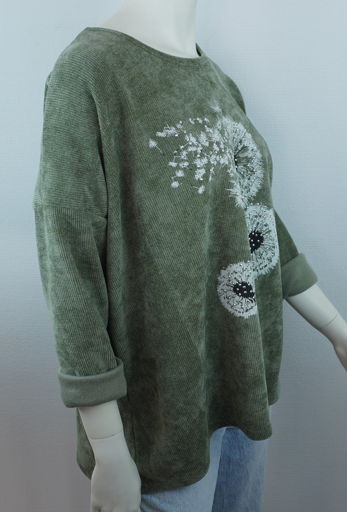 Olivgrünes Damen-Oberteil mit Pusteblumenmotiv, Seitenansicht auf Schneiderpuppe