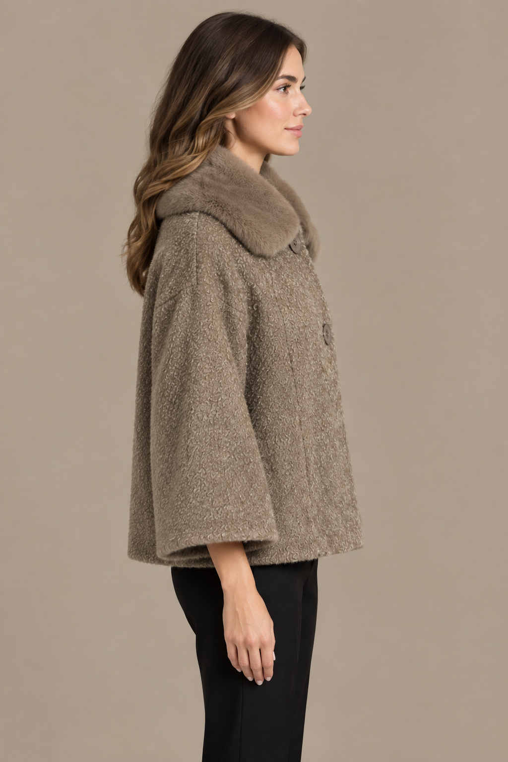 Teddybeiger Bouclé-Wintermantel mit Fellkragen seitlich am Model