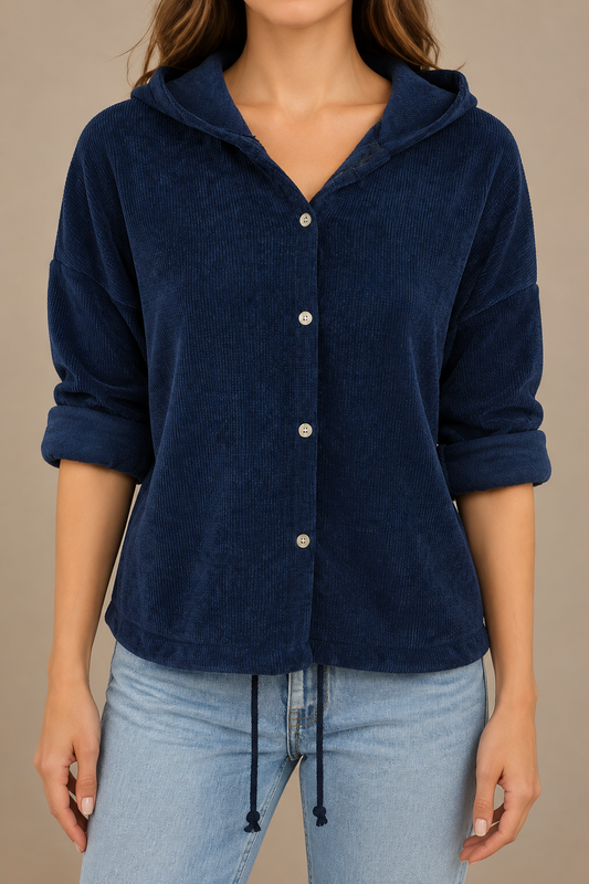 Dunkelblauer Cord-Hoodie mit Kapuze und Knopfleiste am Model frontal