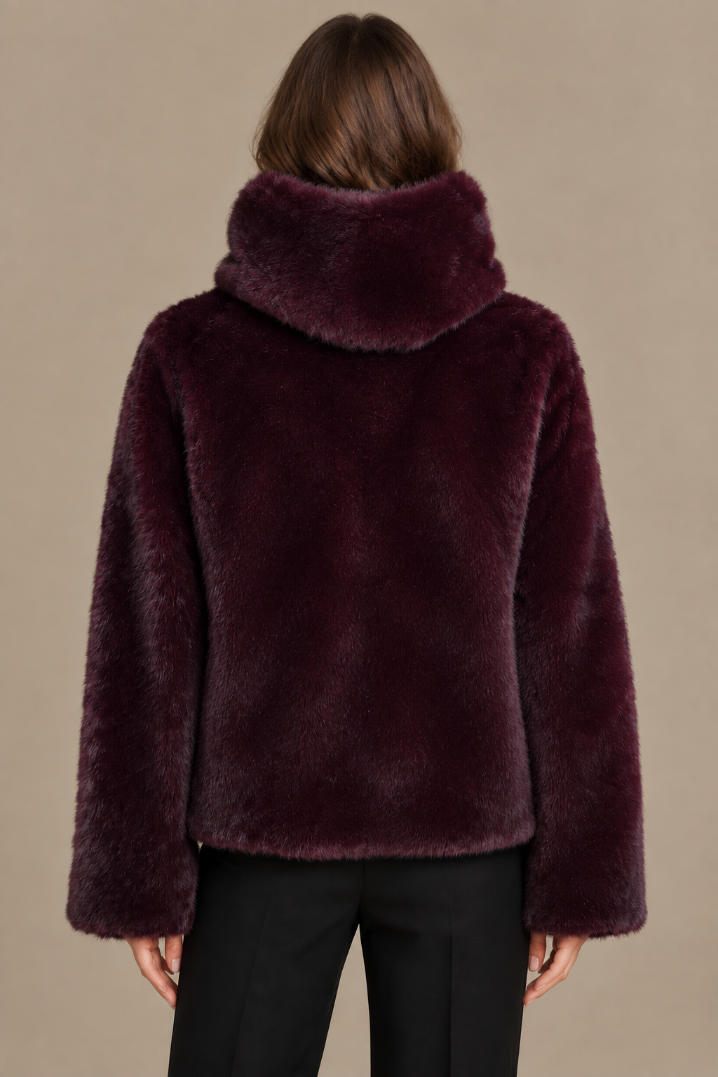 Bordeauxrote Felljacke mit hohem Kragen von hinten am Model