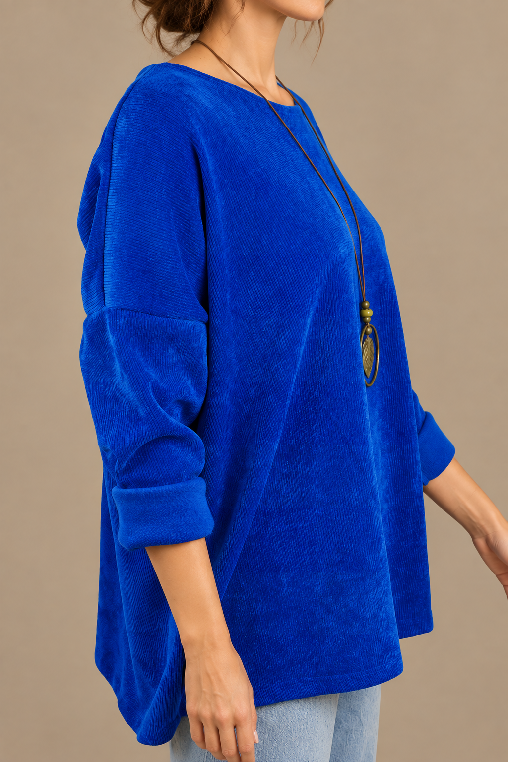 Blaues Oberteil seitlich am Model, KI-Bild