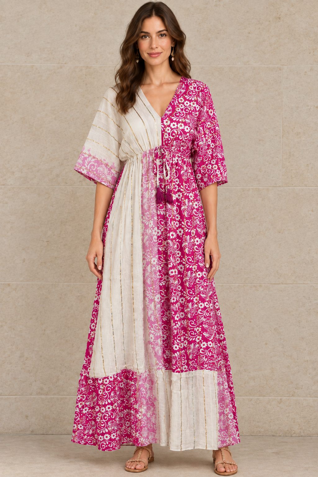 Boho Maxikleid Fuchsia Rosa Creme vor Steinwand