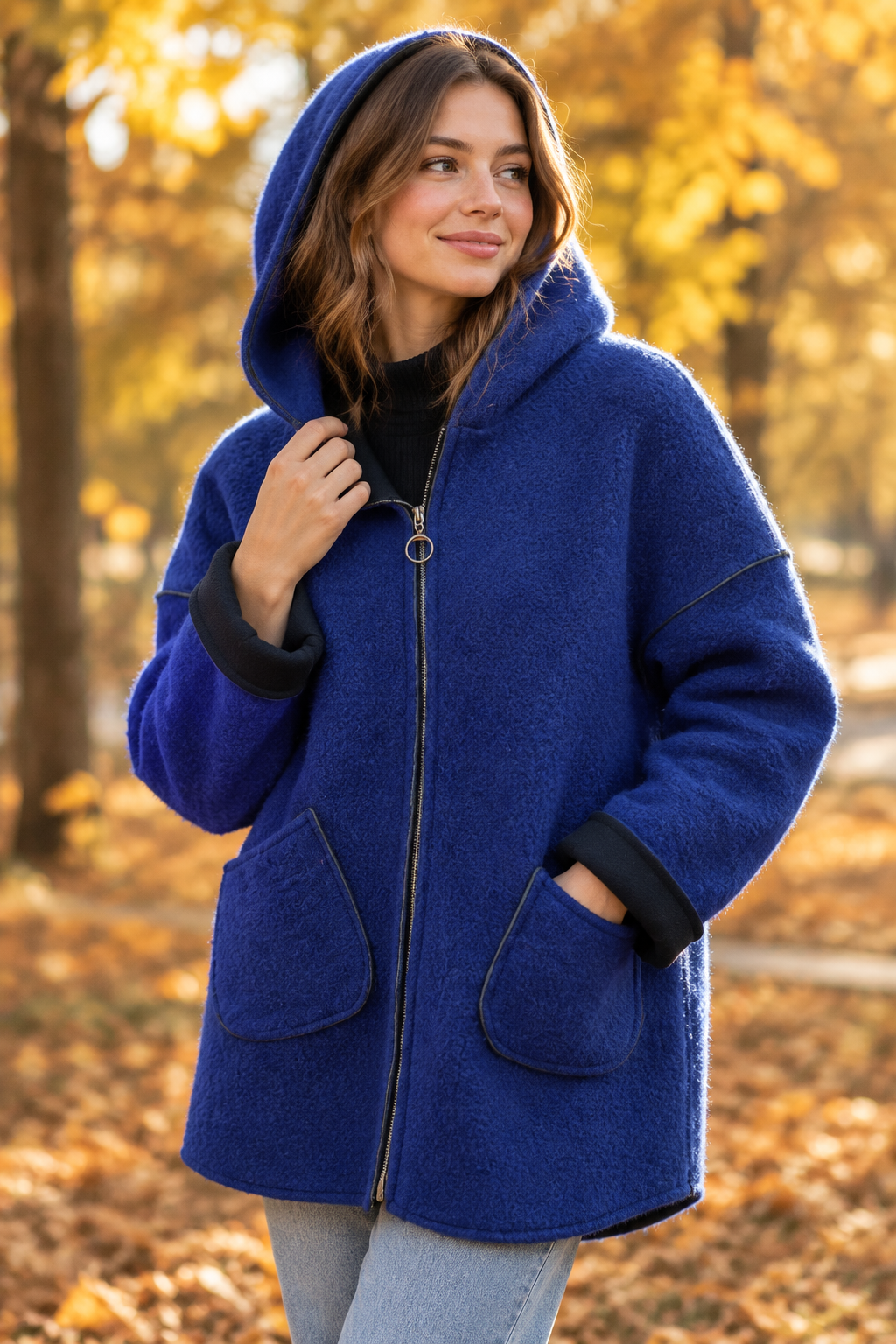 Kapuzenjacke Wollfilz Royalblau – Herbst Moodbild