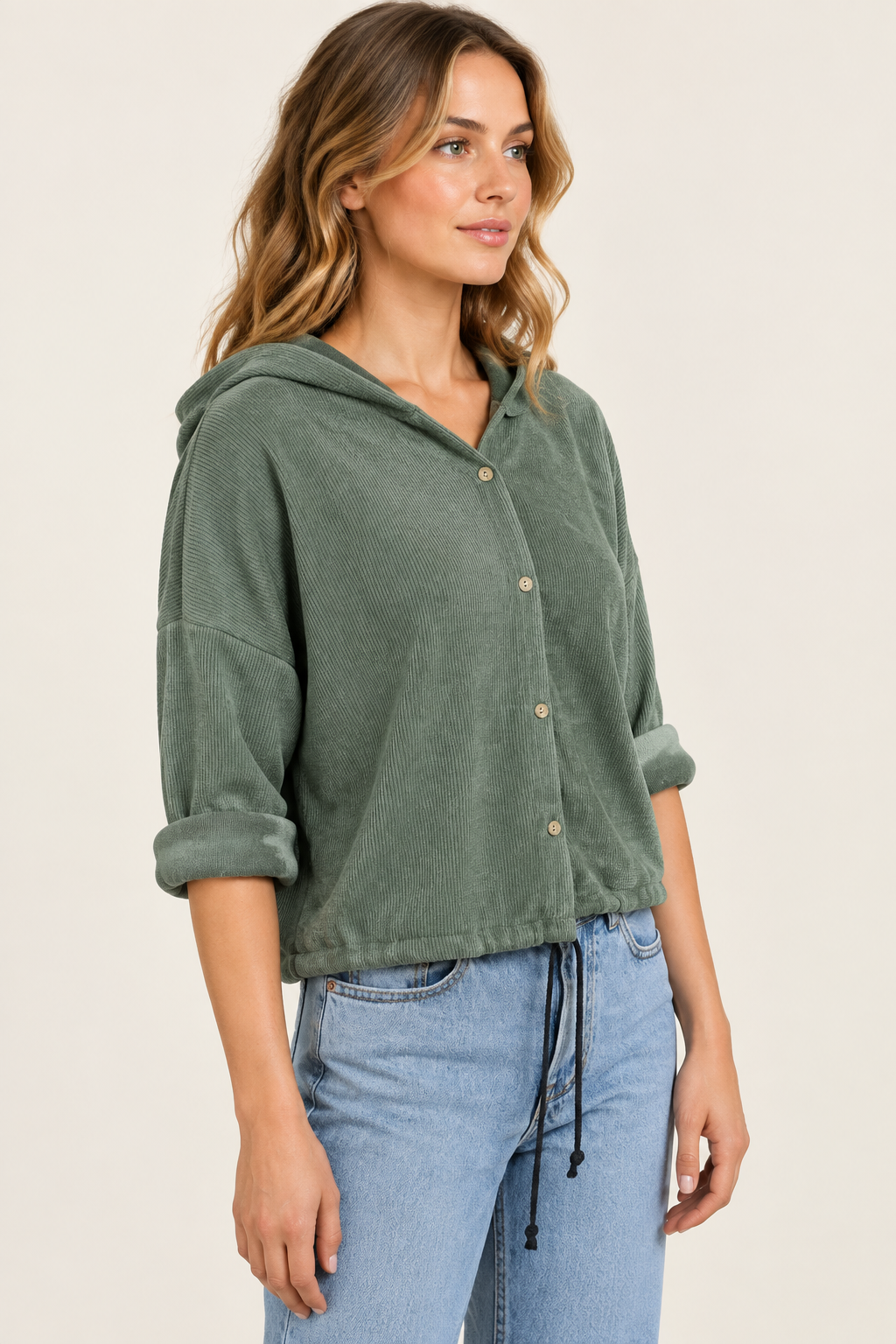 Olivgrüner Cord-Hoodie am Model von der Seite