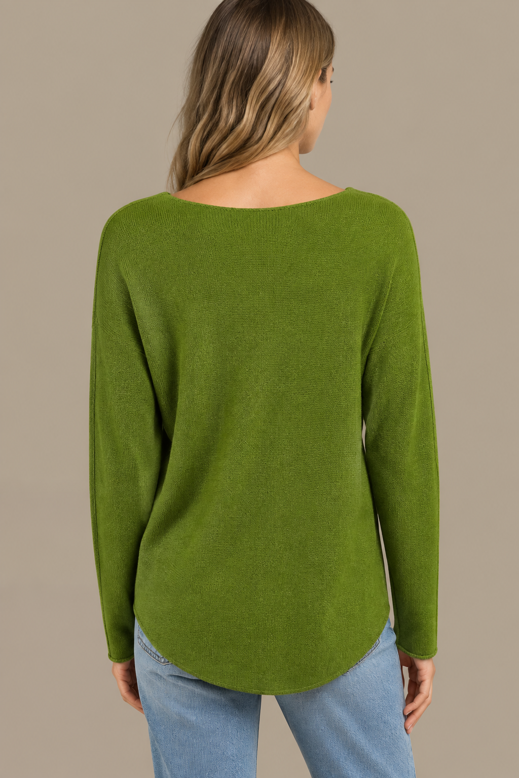 Olivgrünes Langarm-Strickoberteil am Modell von hinten