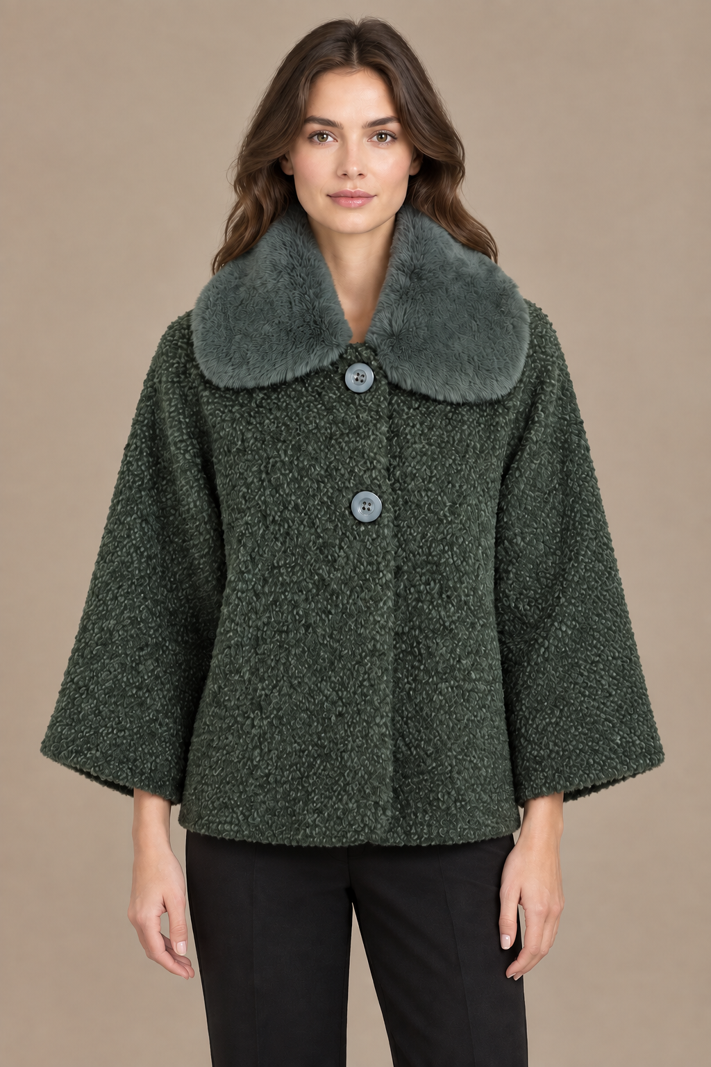 Olivgrauer Bouclé-Wintermantel mit grauem Fellkragen frontal am Model