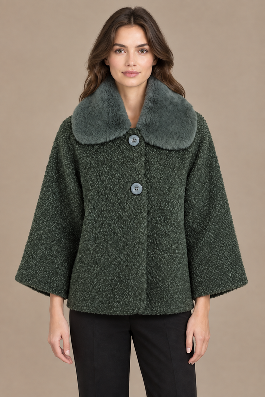 Olivgrauer Bouclé-Wintermantel mit grauem Fellkragen frontal am Model