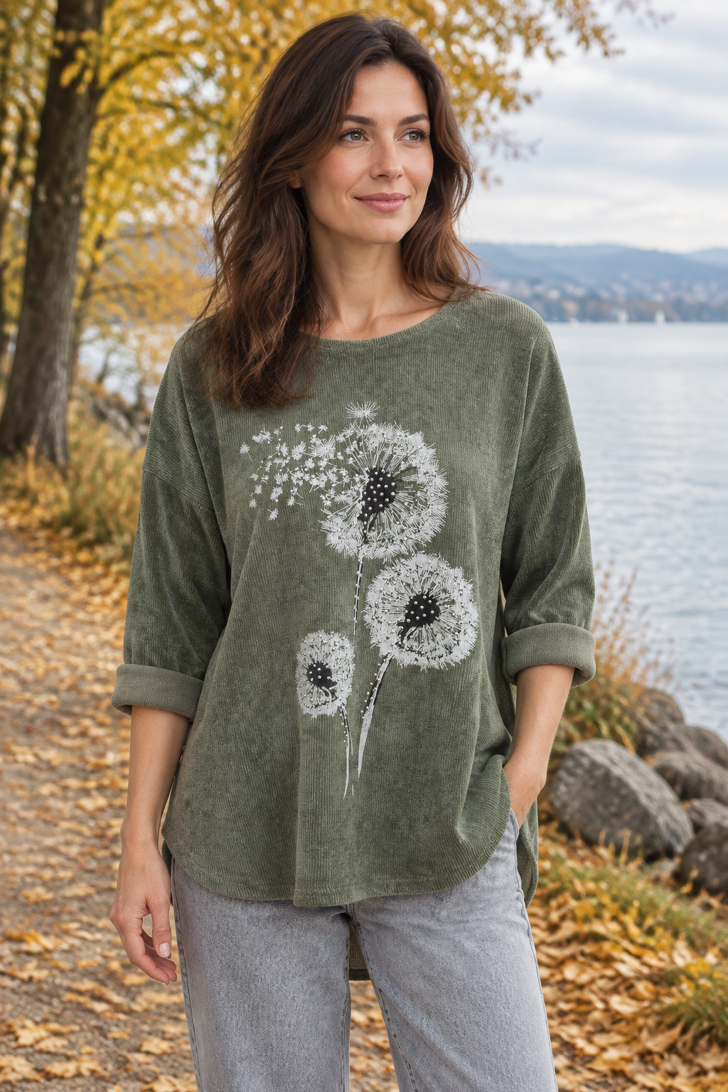 Olivgrünes Oberteil am Model am herbstlichen Seeweg
