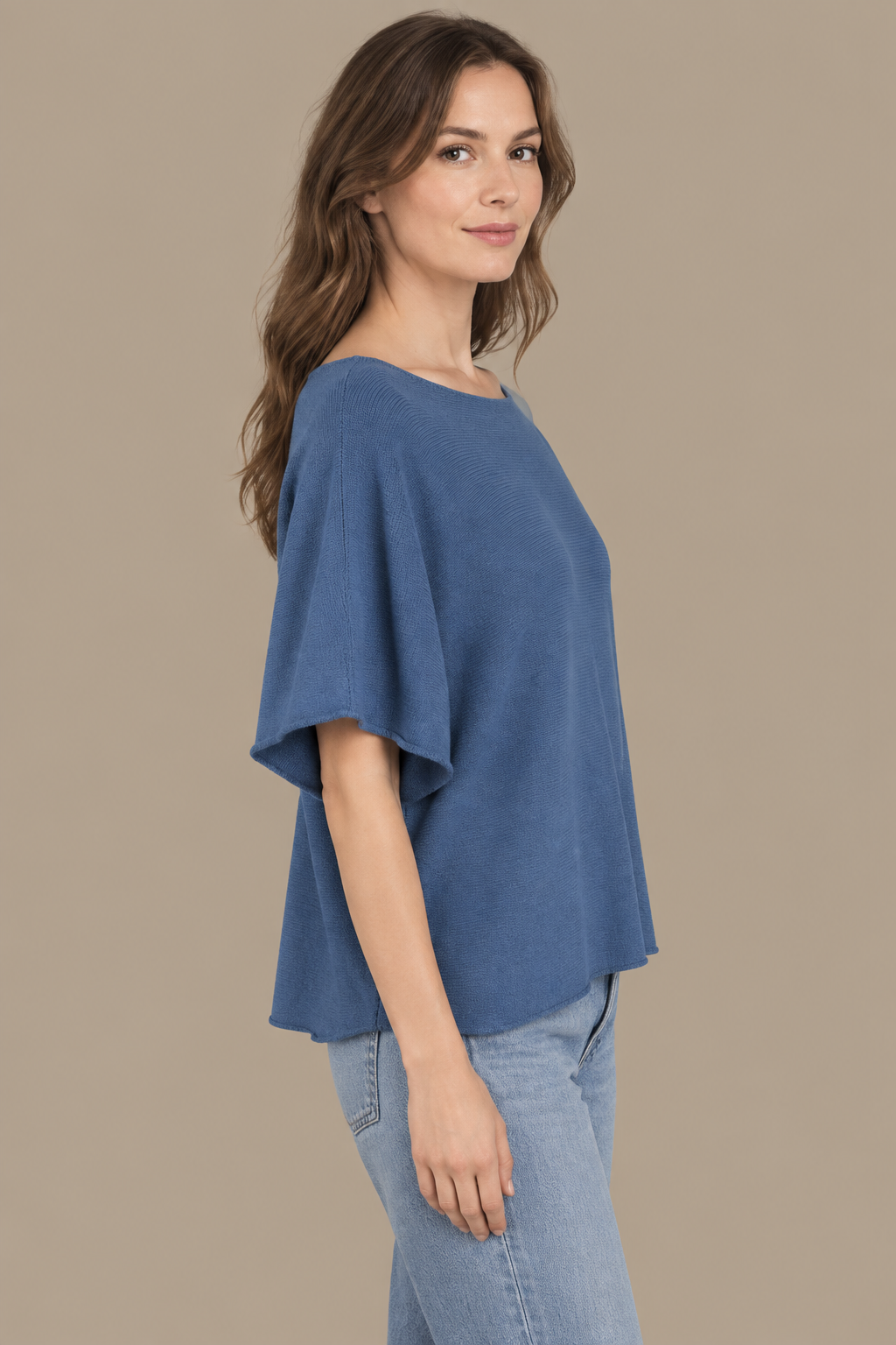Graublaues Kurzarm-Strickoberteil mit weitem Ärmel am Modell von der Seite