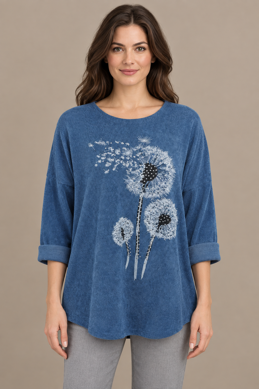 Blaues Damen-Oberteil mit Pusteblumenmotiv am Model vor greigem Hintergrund