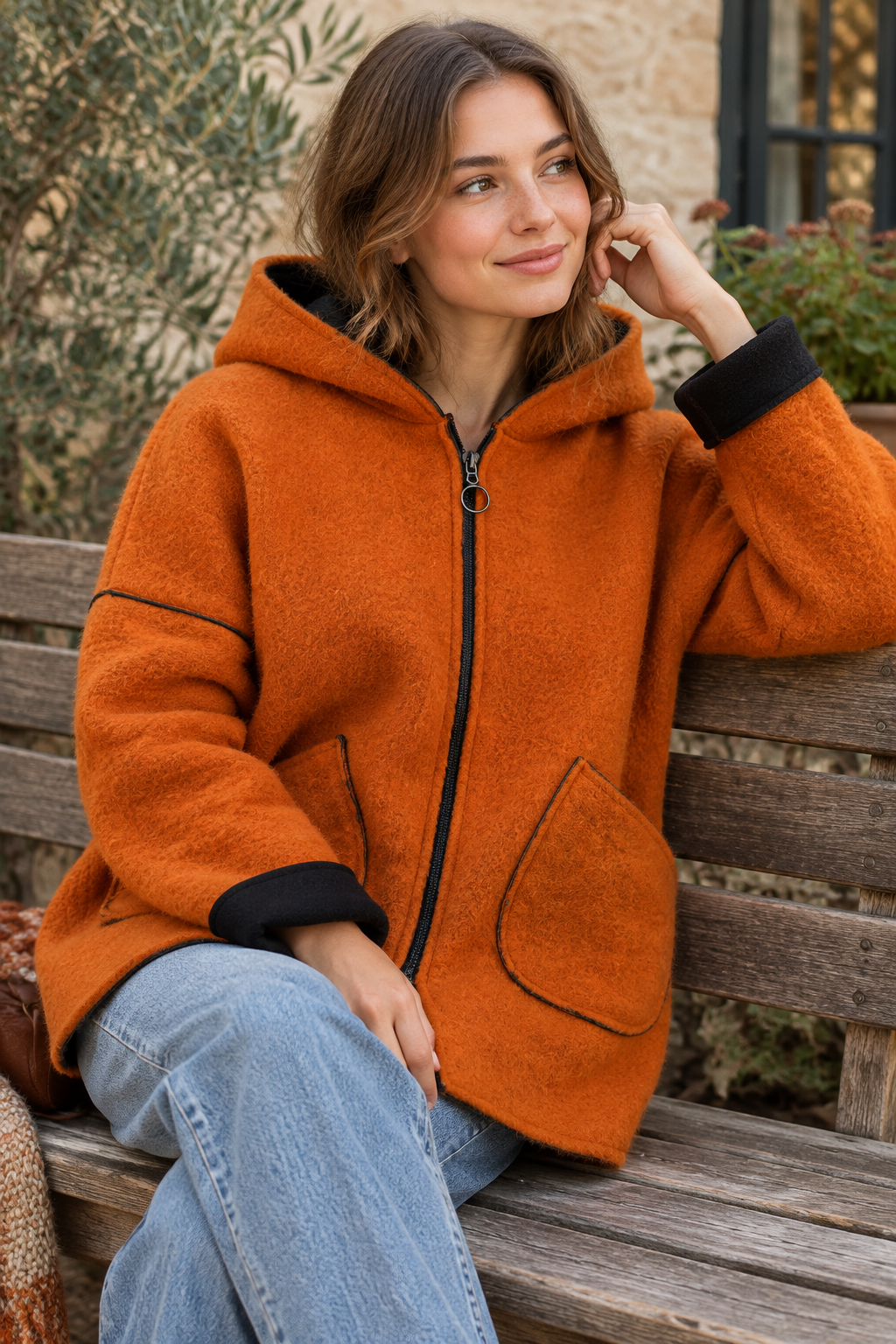 Kapuzenjacke Wollfilz Orange – Sitzbild Lifestyle